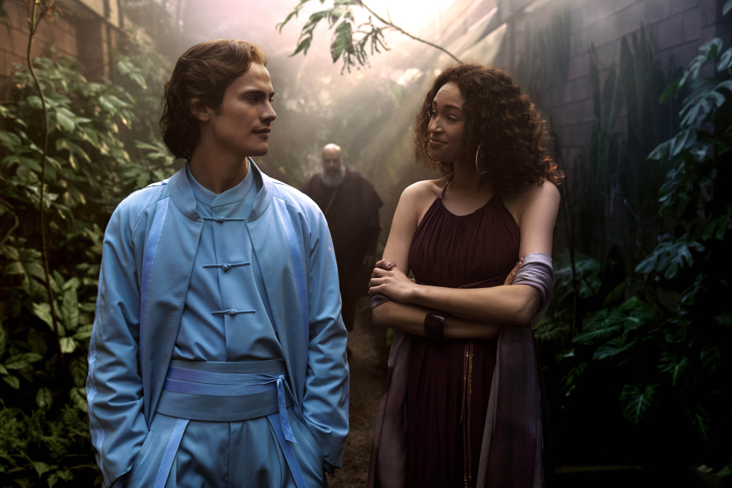 Cassian Bilton e Ella-Rae Smith in Foundation 2x04 [tag: Cassian Bilton, Ella-Rae Smith] [credit: Patrick Redmond; courtesy of Apple]