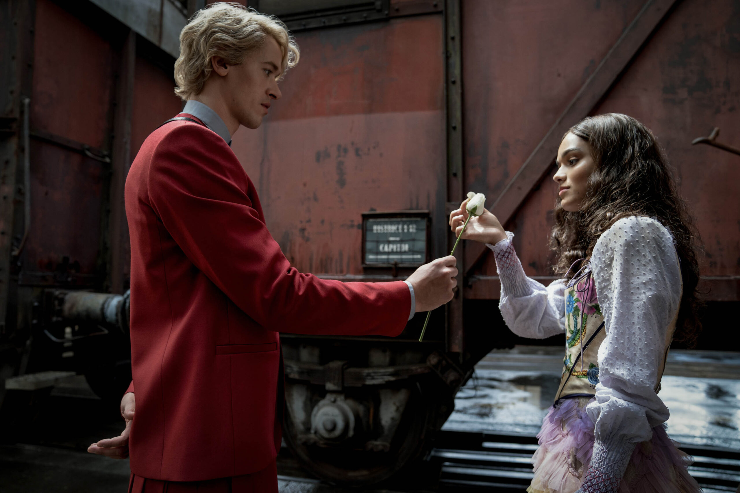 Tom Blyth come Coriolanus Snow e Rachel Zegler come Lucy Gray Baird in Hunger Games La ballata dell'usignolo e del serpente [credit: Murray Close; courtesy of Notorius Pictures]