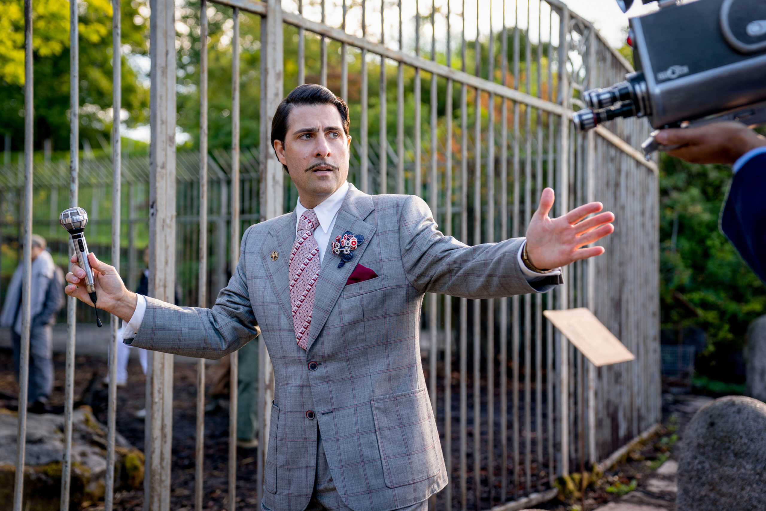 Jason Schwartzman come Lucretius 'Lucky' Flickerman in Hunger Games La ballata dell'usignolo e del serpente [credit: Murray Close; courtesy of Notorius Pictures]