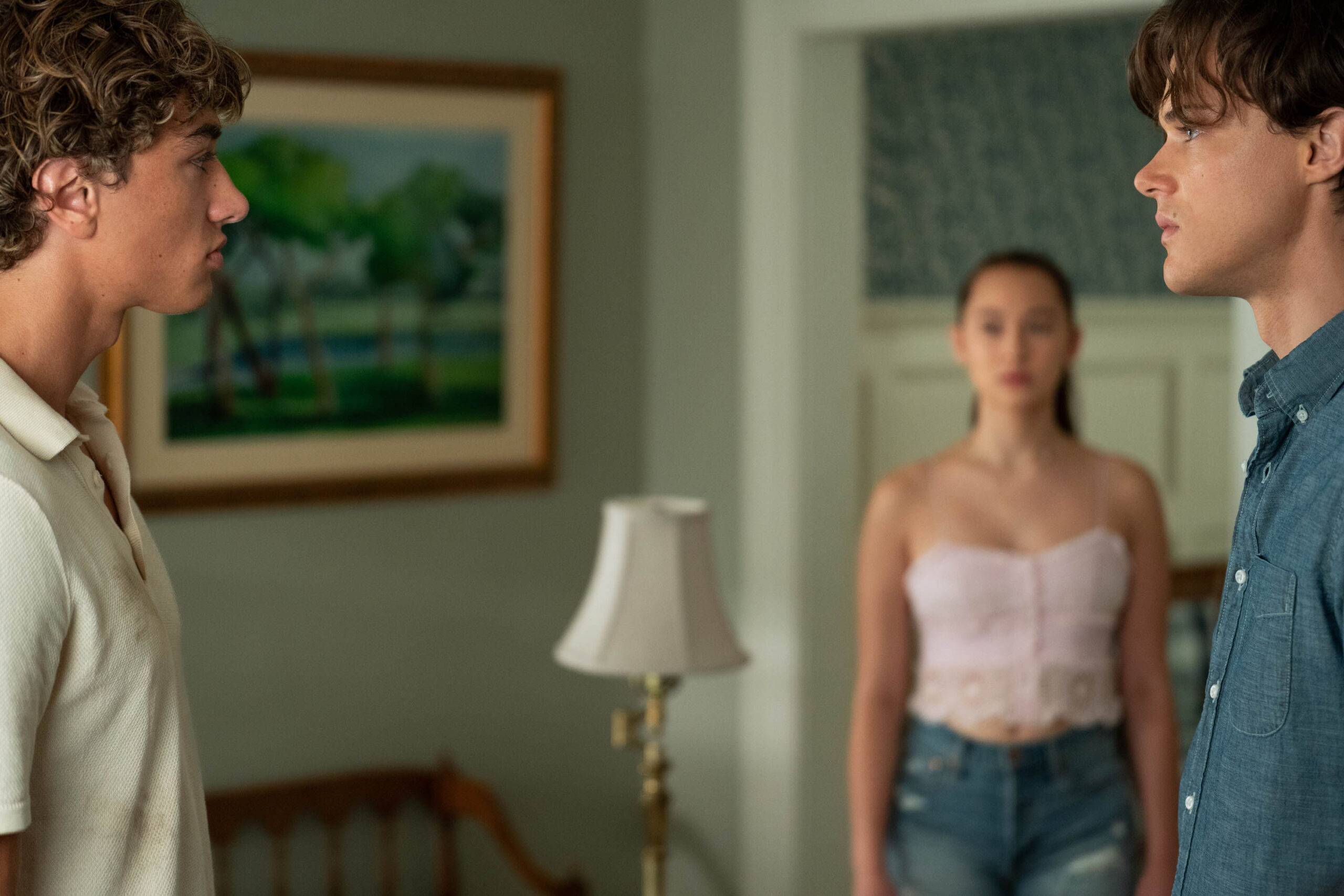 Gavin Casalegno (Jeremiah), Lola Tung (Belly), Christopher Briney (Conrad) in L'estate nei tuoi occhi 2x02 [tag: Gavin Casalegno, Lola Tung, Christopher Briney] [credit: John Merrick/Prime Video; copyright Amazon Content Services LLC; courtesy of Prime Video]