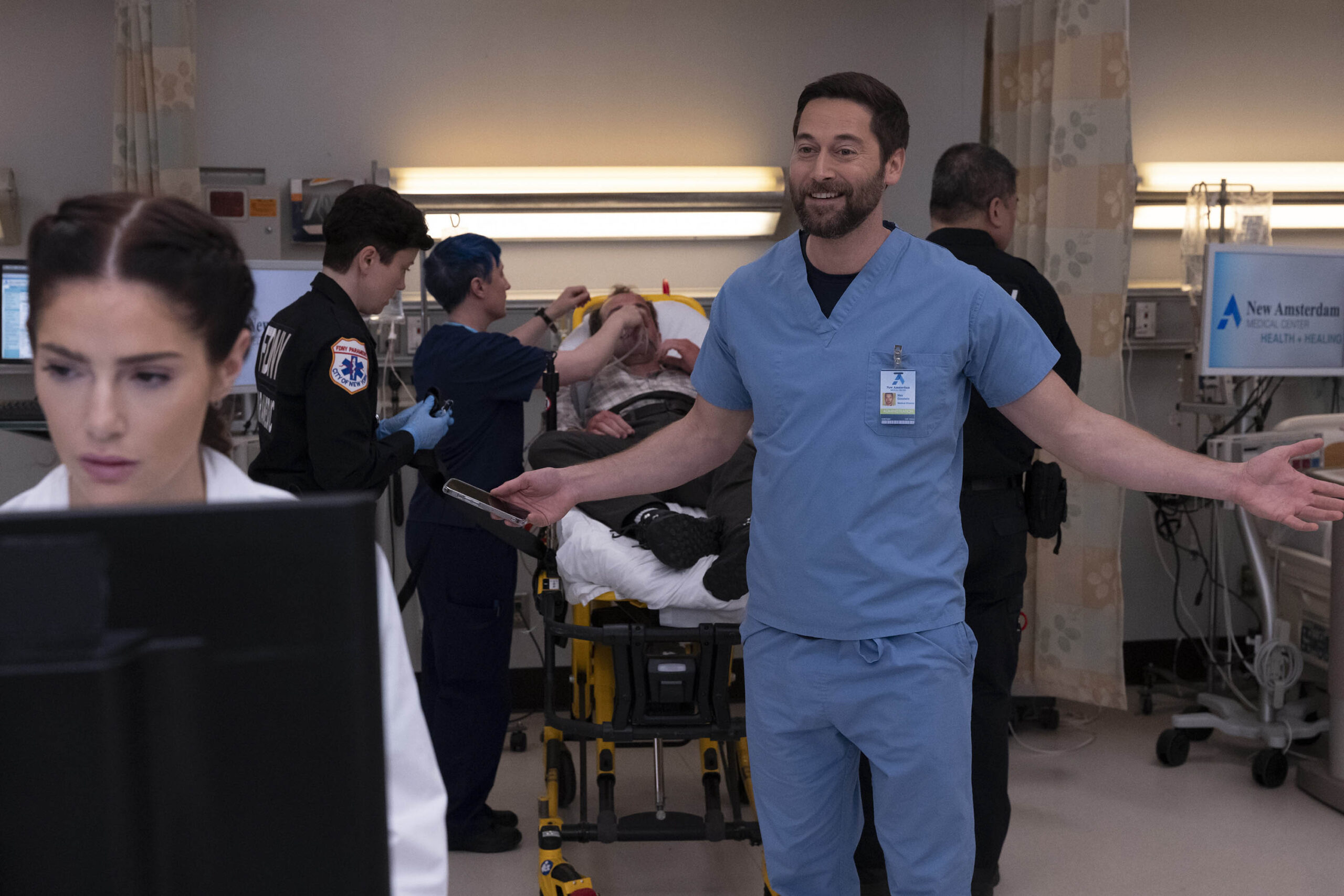 (S-D) Janet Montgomery come Dr. Lauren Bloom, Ryan Eggold come Dr. Max Goodwin in New Amsterdam 5x11 [credit: foto di Francisco Roman/NBC; Copyright 2022 NBCUniversal Media, LLC; courtesy of Mediaset]