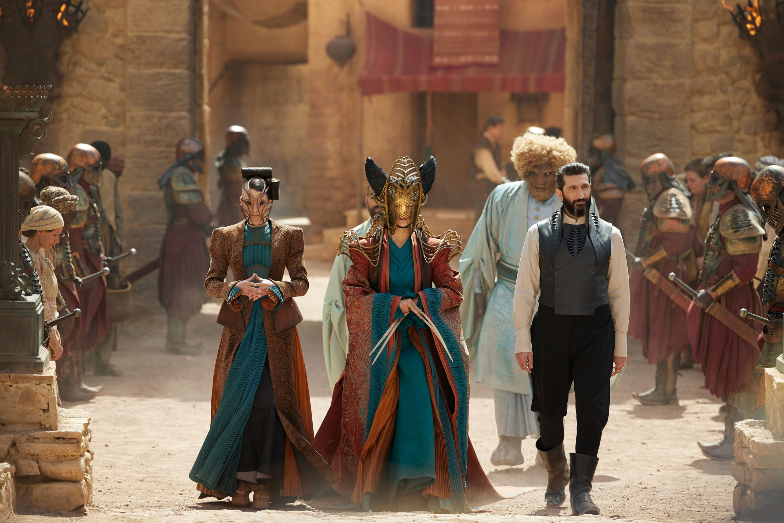 The Seanchan Empire, Hammed Animashaun come Loial, Fares Fares come The Dark One in La Ruota del Tempo 2x05 [tag: Hammed Animashaun, Fares Fares] [credit: Jan Thijs/Prime Video; Copyright: Amazon Content Services LLC and Sony Pictures Television Inc]