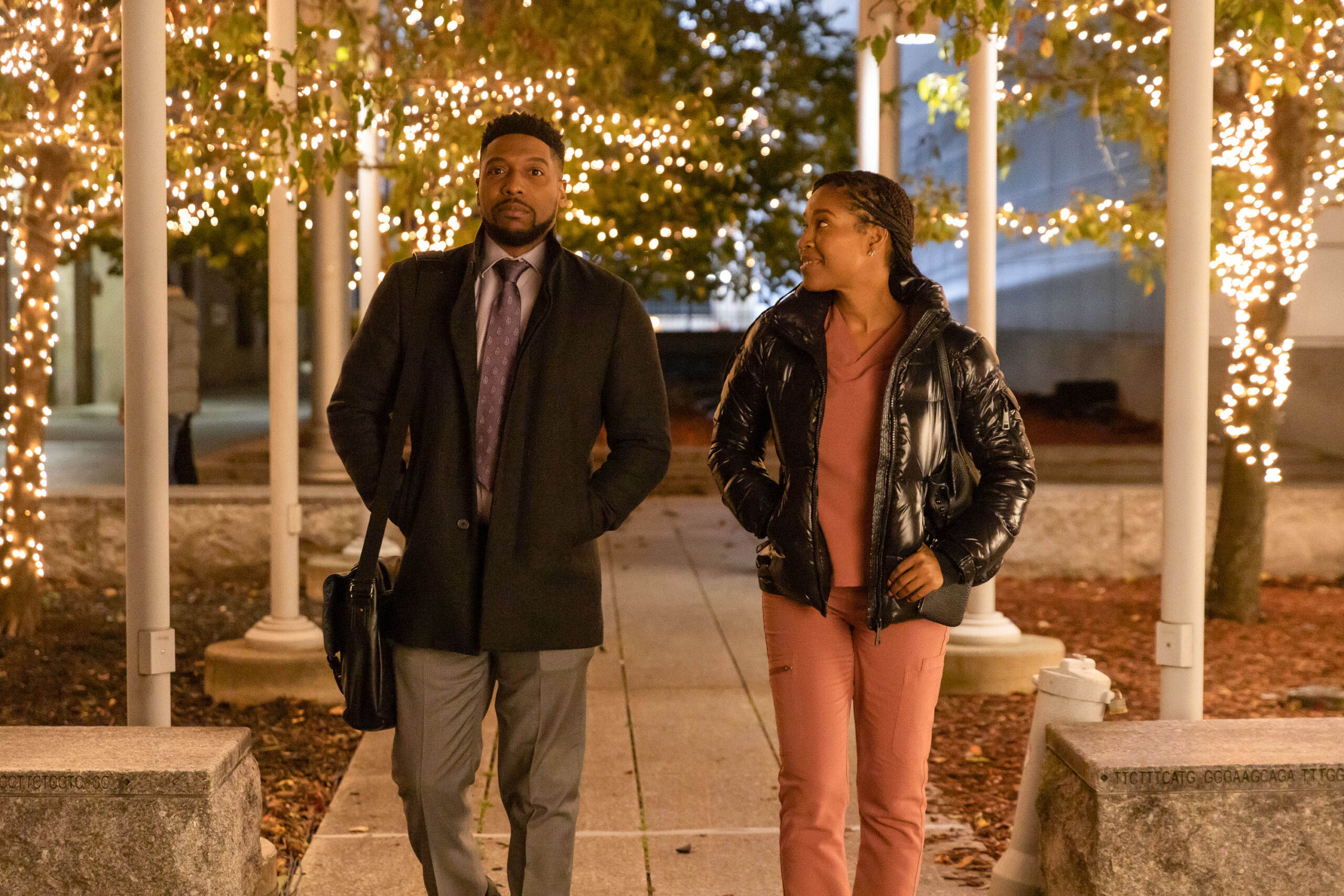 Jocko Sims come Dr. Floyd Reynolds, Toya Turner come Gabrielle in New Amsterdam 5x12 [credit: foto di Eric Liebowitz/NBC; Copyright 2022 NBCUniversal Media, LLC; courtesy of Mediaset]