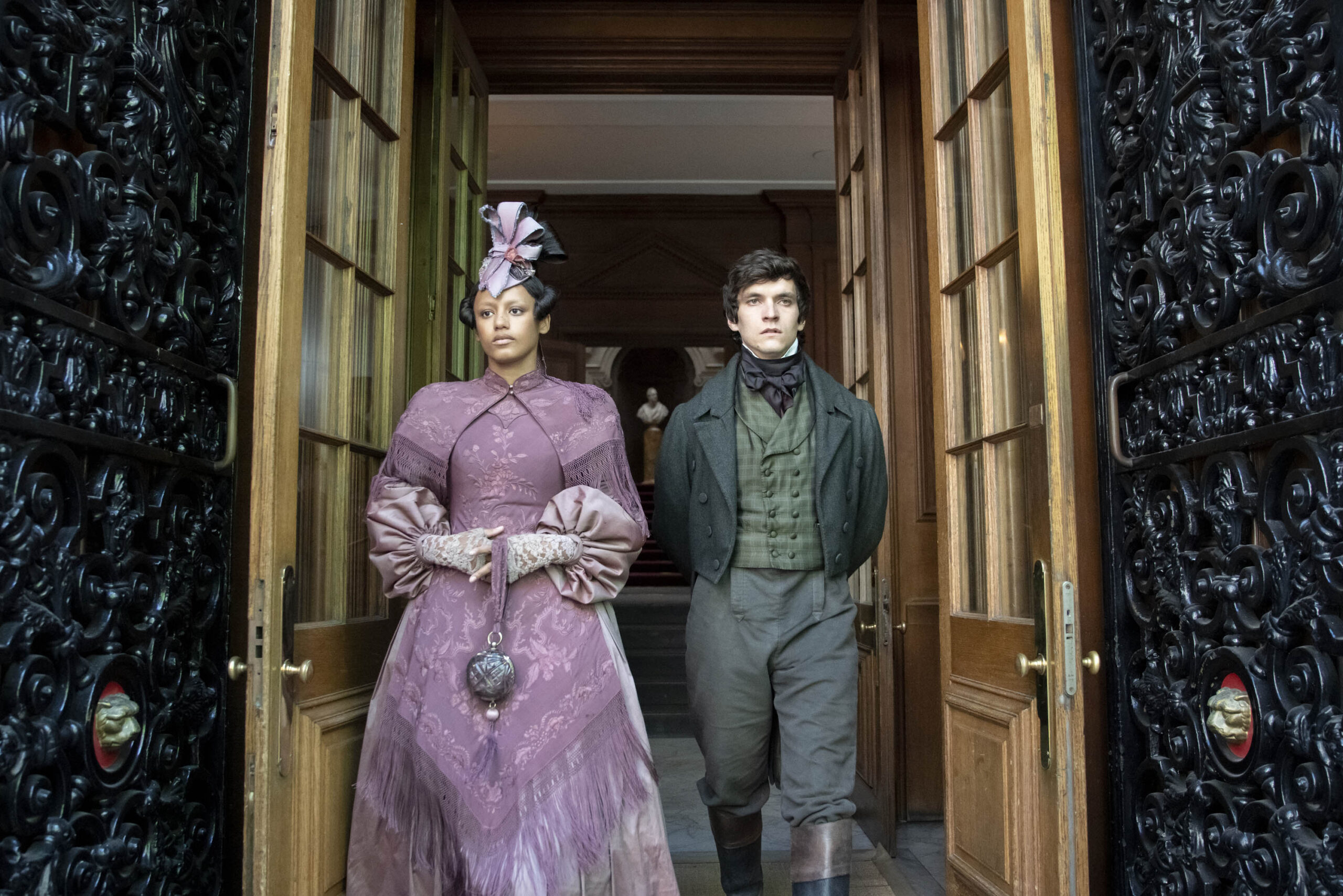 Shalom Brune-Franklin come Estella, Fionn Whitehead come Pip in Great Expectations 1x04 [tag: Shalom Brune-Franklin, Fionn Whitehead] [credit: Miya Mizuno/FX; Copyright 2023, FX Networks. All Rights Reserved; courtesy of Disney]