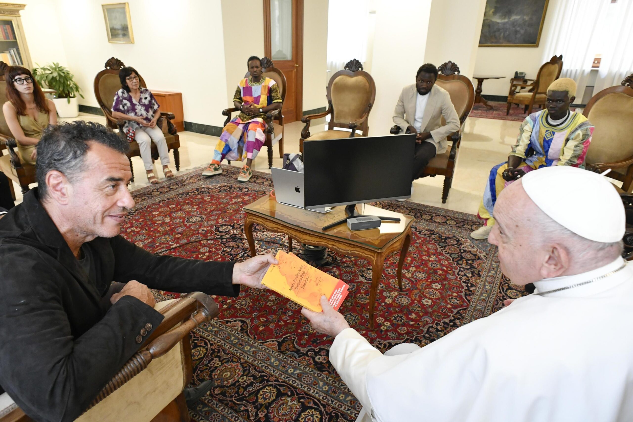 Papa Francesco riceve il regista Matteo Garrone e gli attori del film 'Io Capitano', Città del Vaticano, 14 Settembre 2023 [credit: ANSA/US Vatican Media]