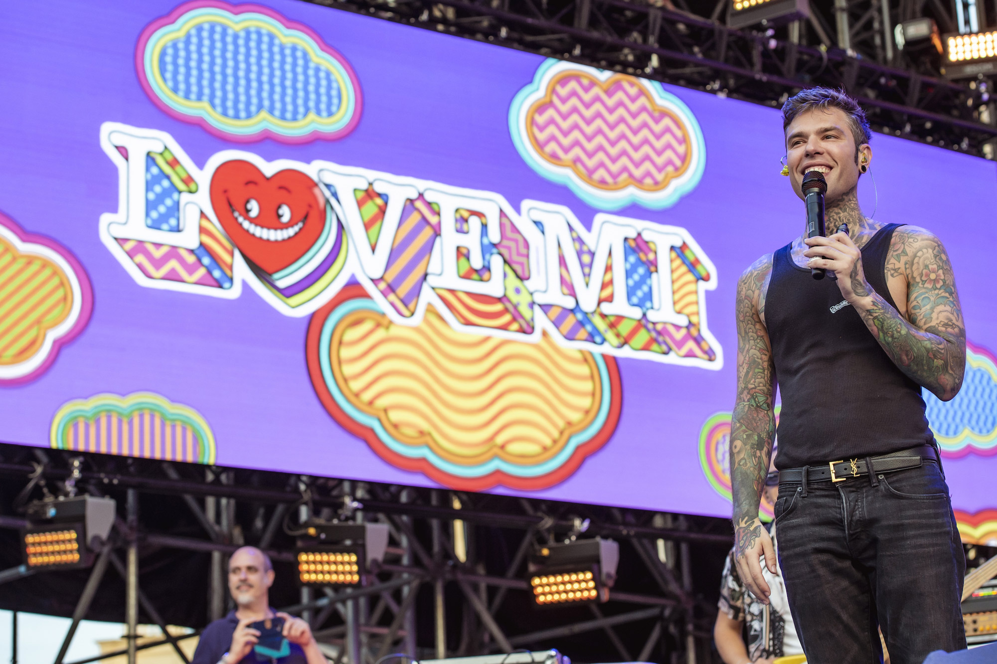 Fedez sul palco di LOVE MI 2022 [credit: Prandoni Francesco; courtesy of Mediaset]