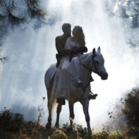 Kivanç Tatlitug (Kurt Seyit Eminof) e Farah Zeynep Abdullah (Sura) in La Ragazza e l’ufficiale