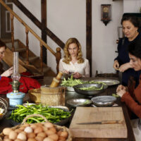 Elçin Sangu (Güzide), Farah Zeynep Abdullah (Sura), Sacide Tasaner (Binnaz), Seda Güven (Valentina) in La Ragazza e l’ufficiale S1Ep21
