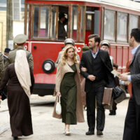 Kivanç Tatlitug (Kurt Seyit Eminof), Farah Zeynep Abdullah (Sura) in La Ragazza e l’ufficiale S1Ep19