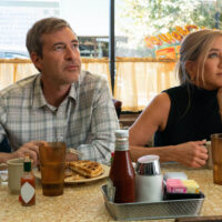 Mark Duplass e Jennifer Aniston in The Morning Show 3×01