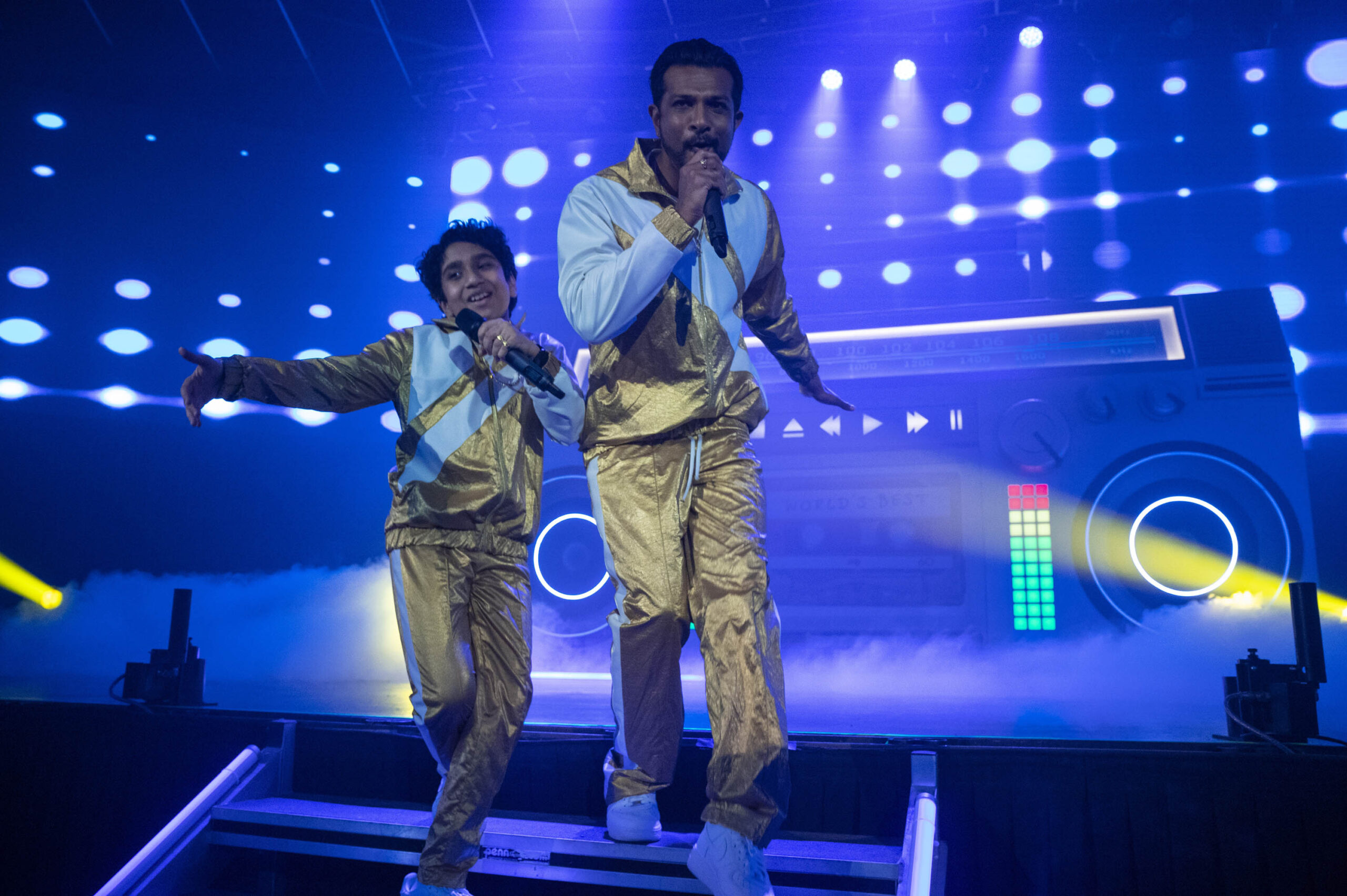 (S-D) Manny Magnus come Prem e Utkarsh Ambudkar come Suresh in World's Best [tag: Manny Magnus, Utkarsh Ambudkar] [credit: foto di Ben Mark Holzberg; Copyright 2023 Disney Enterprises, Inc. All Rights Reserved; courtesy of Disney]