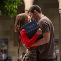 Clara Galle come Raquel, Julio Peña come Ares in Dalla mia finestra: Al di là del mare – foto dal set