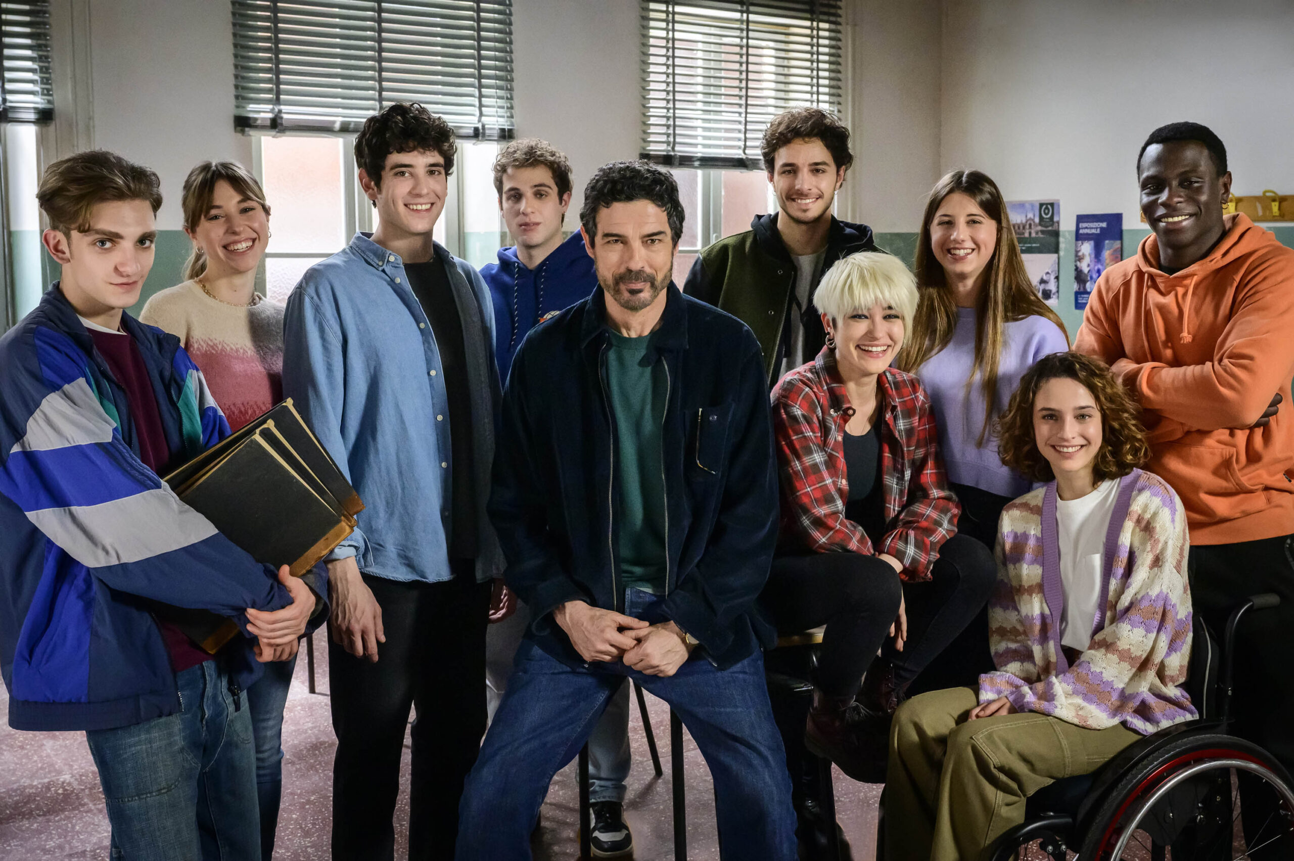 Domenico Cuomo, Elisa Cocco, Nicolas Maupas, Davide Di Vetta, Alessandro Gassmann, Damiano Gavino, Margherita Artesi, Luna Iansante, Alice Lupparelli, Khadim Faye sul set di Un Professore - stagione 2 [tag: Domenico Cuomo, Elisa Cocco, Nicolas Maupas, Davide Di Vetta, Alessandro Gassmann, Damiano Gavino, Margherita Artesi, Luna Iansante, Alice Lupparelli, Khadim Faye] [credit: Anna Camerlingo/Banijai Studios]