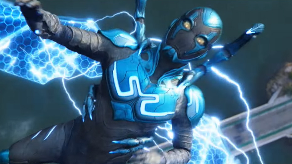 Blue Beetle, scena da trailer finale film con Xolo Mariduena