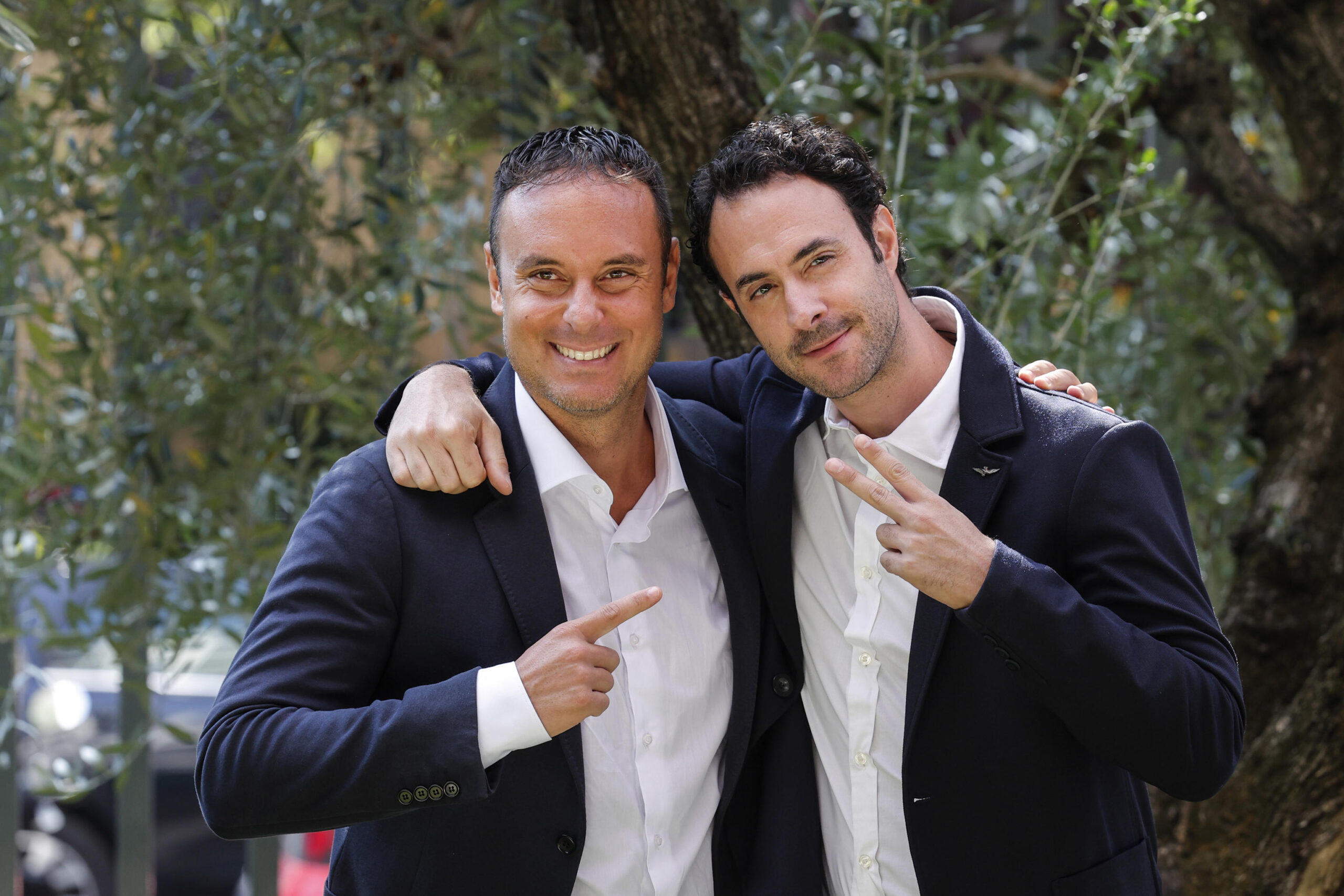 Lo spadista Paolo Pizzo (sx) e l'attore Alessio Vassallo (dx) nella sede Rai di viale Mazzini posano per i fotografi durante la presentazione del film Rai 1 'La stoccata vincente', Roma, 15 Settembre 2023. [credit: ANSA/Giuseppe Lami]