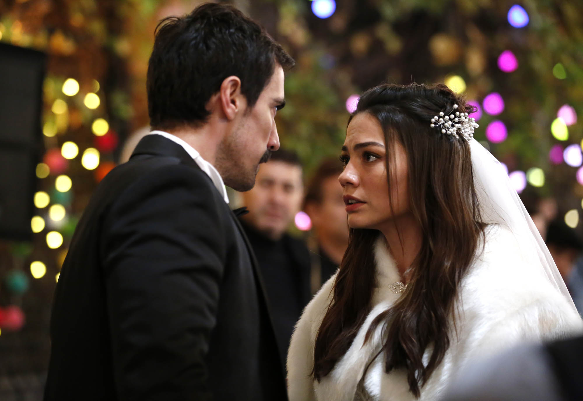 Ibrahim Celikkol (Mehdi) e Demet Özdemir (Zeynep) in My Home My Destiny - Stagione 1 Ep3 [tag: Ibrahim Celikkol, Demet Özdemir] [credit: courtesy of Mediaset]