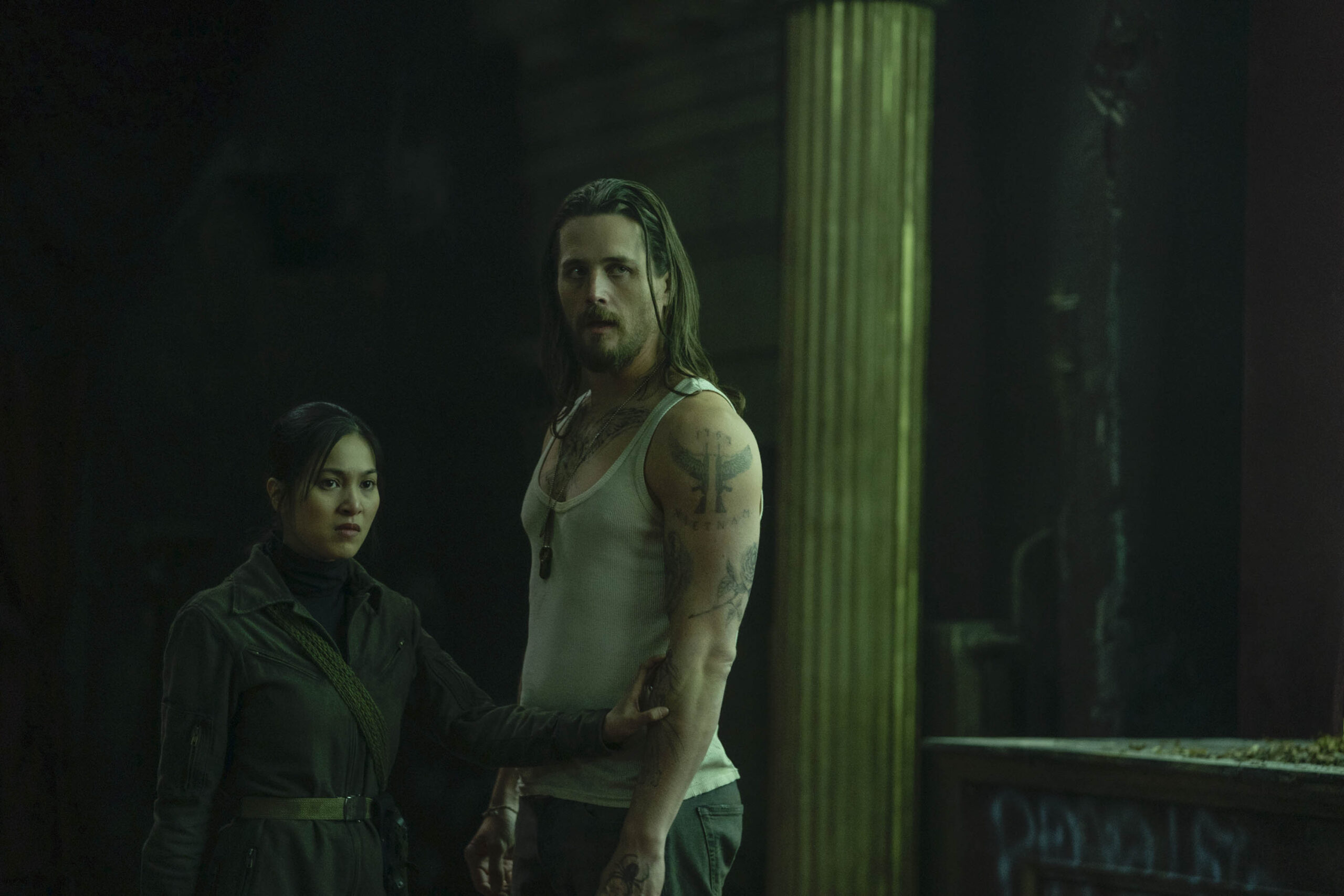 First look a Frankie (Ben Robson) e Yen (Nhung Kate) in The Continental [credit: Katalin Vermes; Copyright 2021 Starz Entertainment, LLC; courtesy of Prime Video]