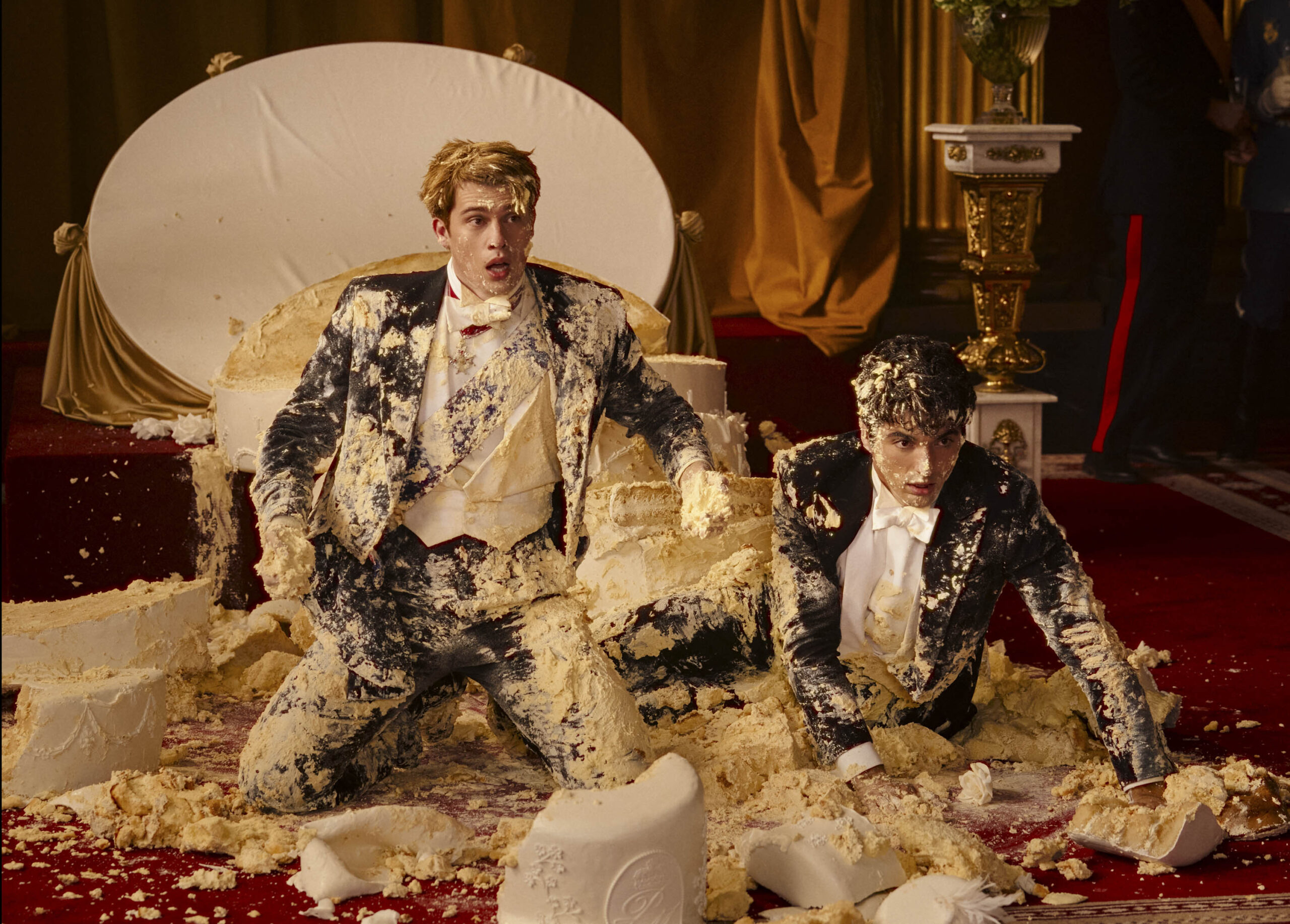 Nicholas Galitzine come Principe Henry e Taylor Zakhar Perez come Alex Claremont-Diaz in Red White & Royal Blue [credit: Jonathan Prime; Copyright Amazon Content Services LLC; courtesy of Prime Video]