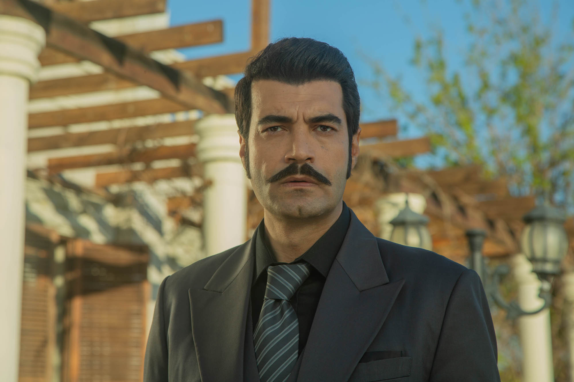 Murat Ünalmis (Demir) in Terra Amara 3 (4 dicembre 2023 su Canale 5) [credit: Toprak Ruzgar; courtesy of Mediaset]