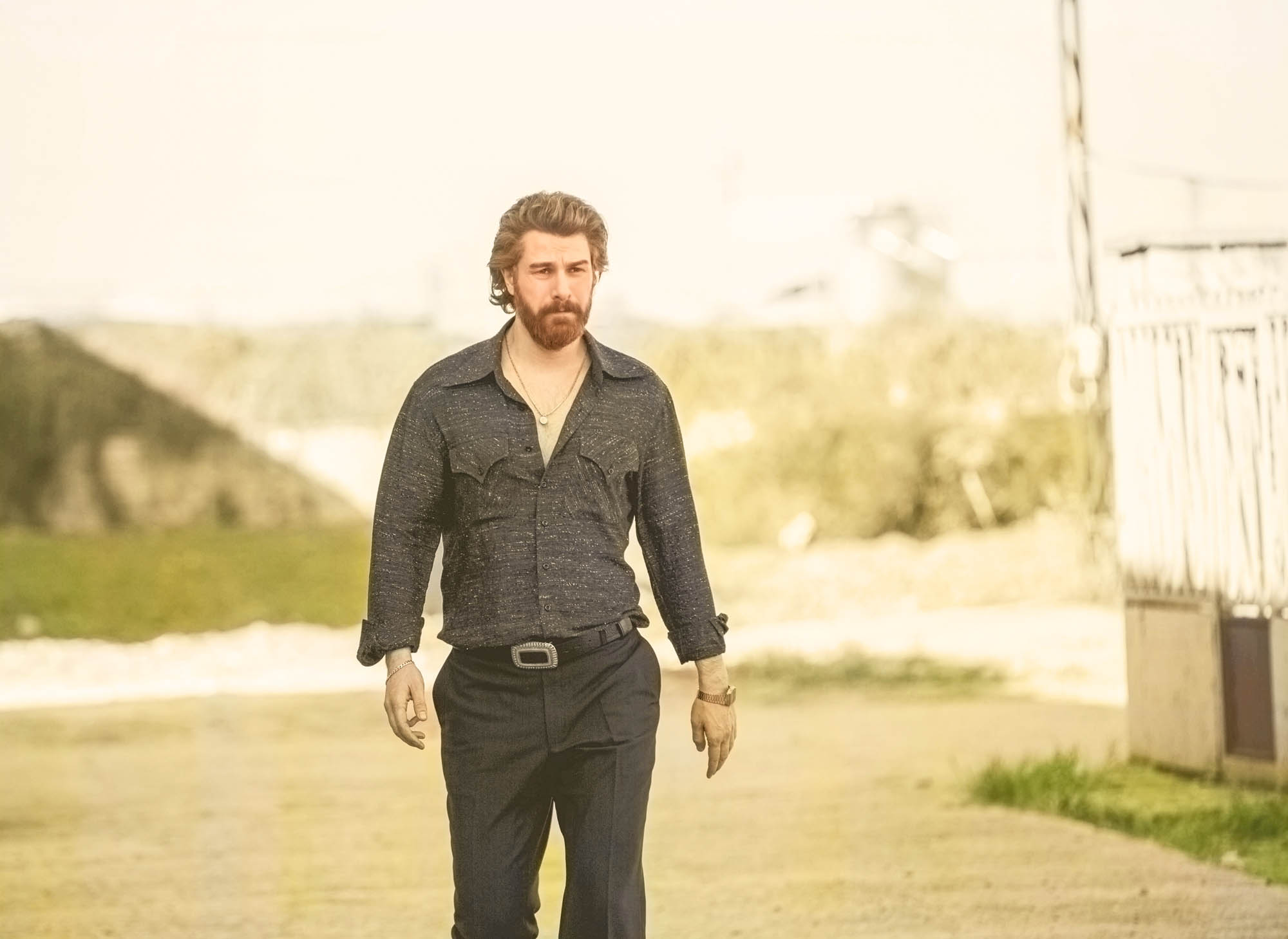 Furkan Palali (Fikret Fekeli) in Terra Amara 3 (7 dicembre 2023 su Canale 5) [credit: Toprak Ruzgar; courtesy of Mediaset]