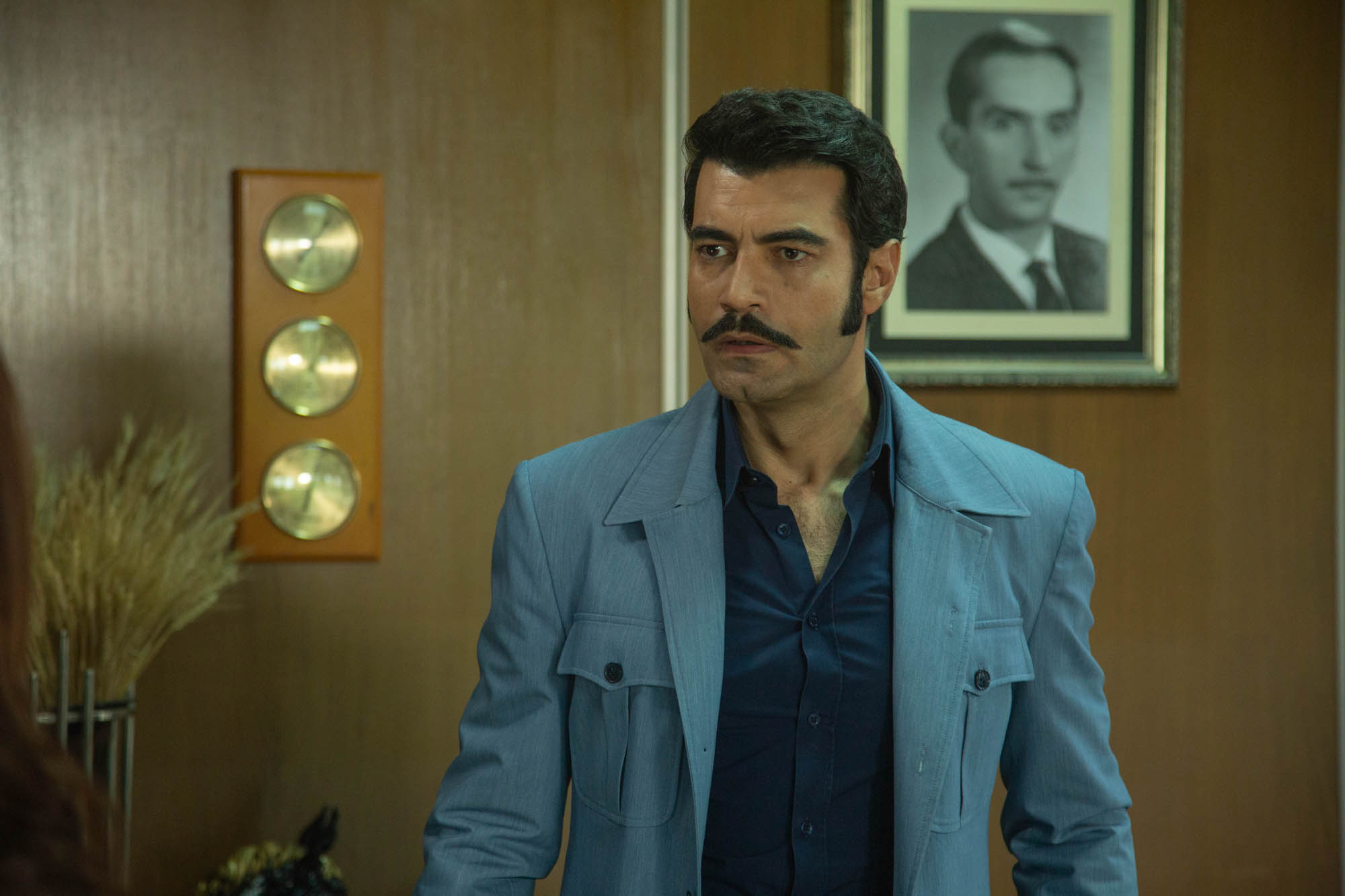 Murat Unalmis (Demir) in Terra Amara 3 (19 novembre 2023 su Canale 5) [credit: Toprak Ruzgar; courtesy of Mediaset]