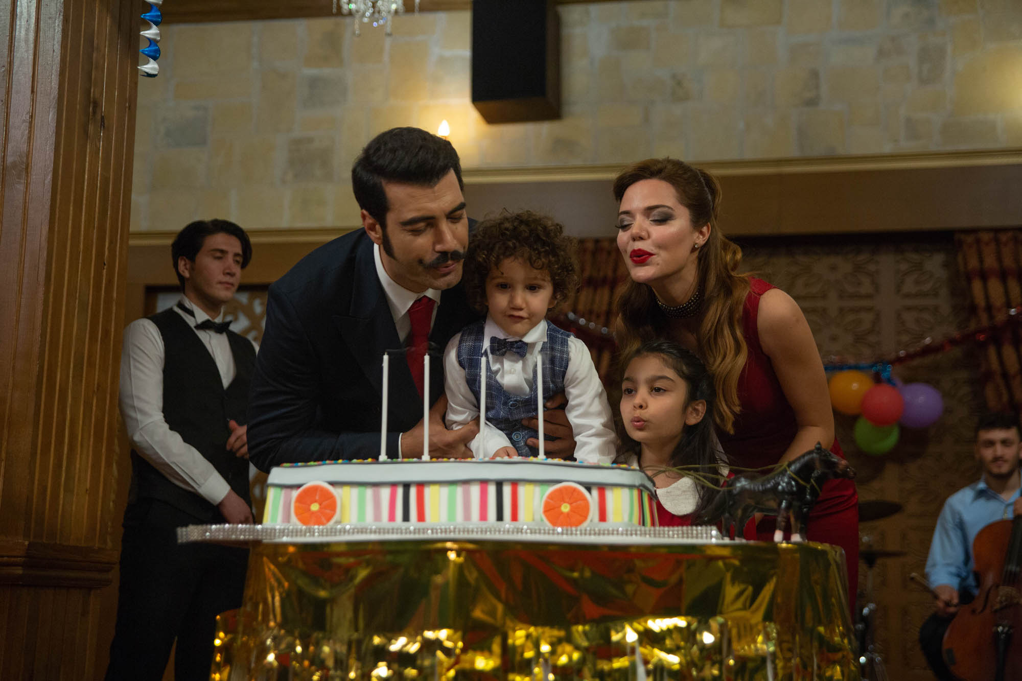 Nazal Kesal (Sevda Çaglayan), Ömer Fethi Canpolat (Adnan Yaman Jr.), Hilal Altinbilek (Zuleyha), Murat Ünalmis (Demir) in Terra Amara 3 (19 novembre 2023 su Canale 5) [credit: Toprak Ruzgar; courtesy of Mediaset]