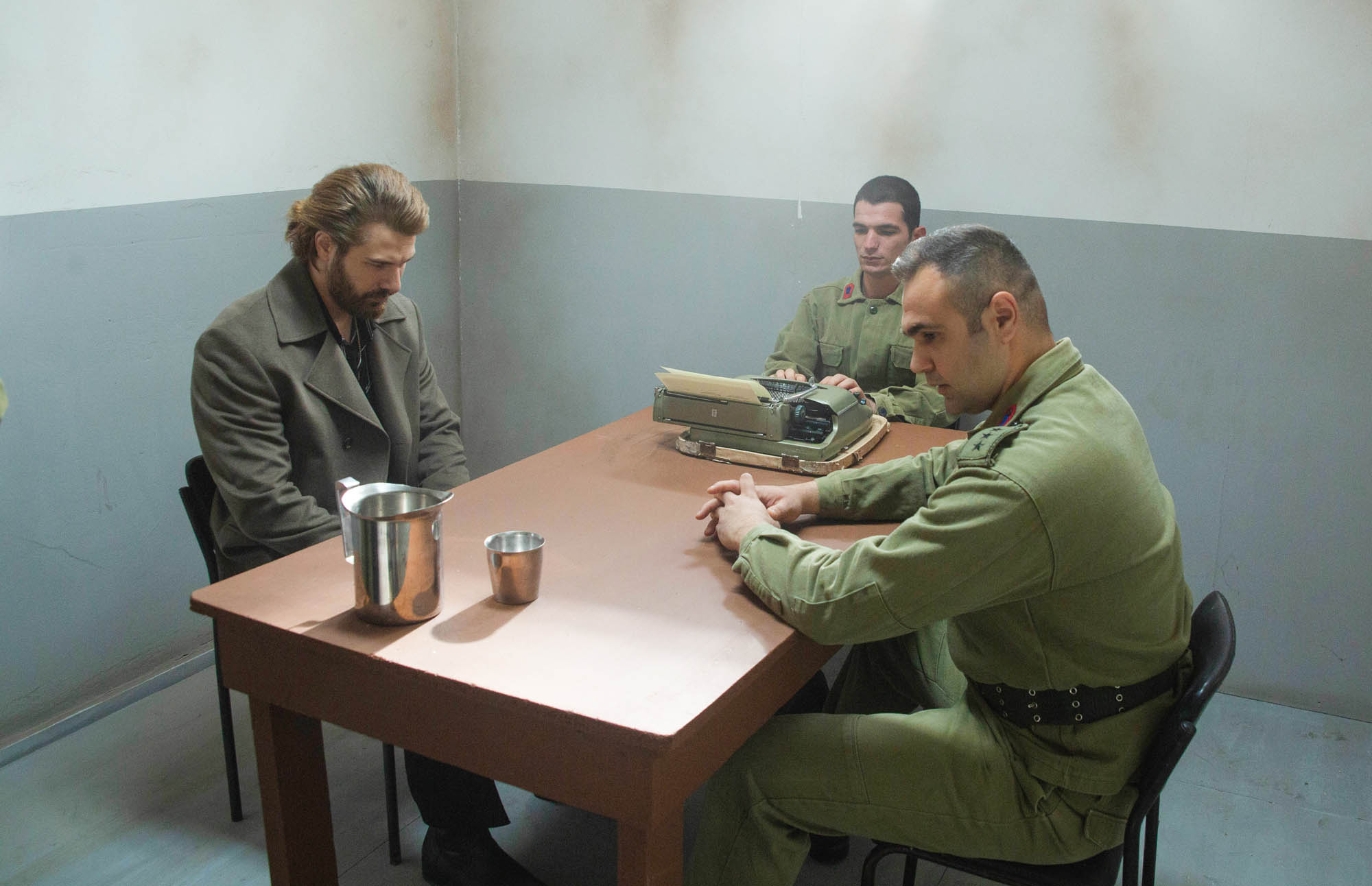 Furkan Palali (Fikret Fekeli) in Terra Amara 3 (24 novembre 2023 su Canale 5) [credit: Toprak Ruzgar; courtesy of Mediaset]