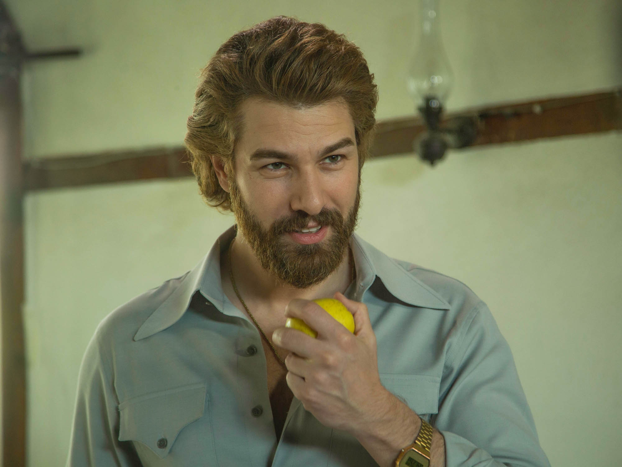 Furkan Palali (Fikret) in Terra Amara 3 (25 novembre 2023 su Canale 5) [credit: Toprak Ruzgar; courtesy of Mediaset]