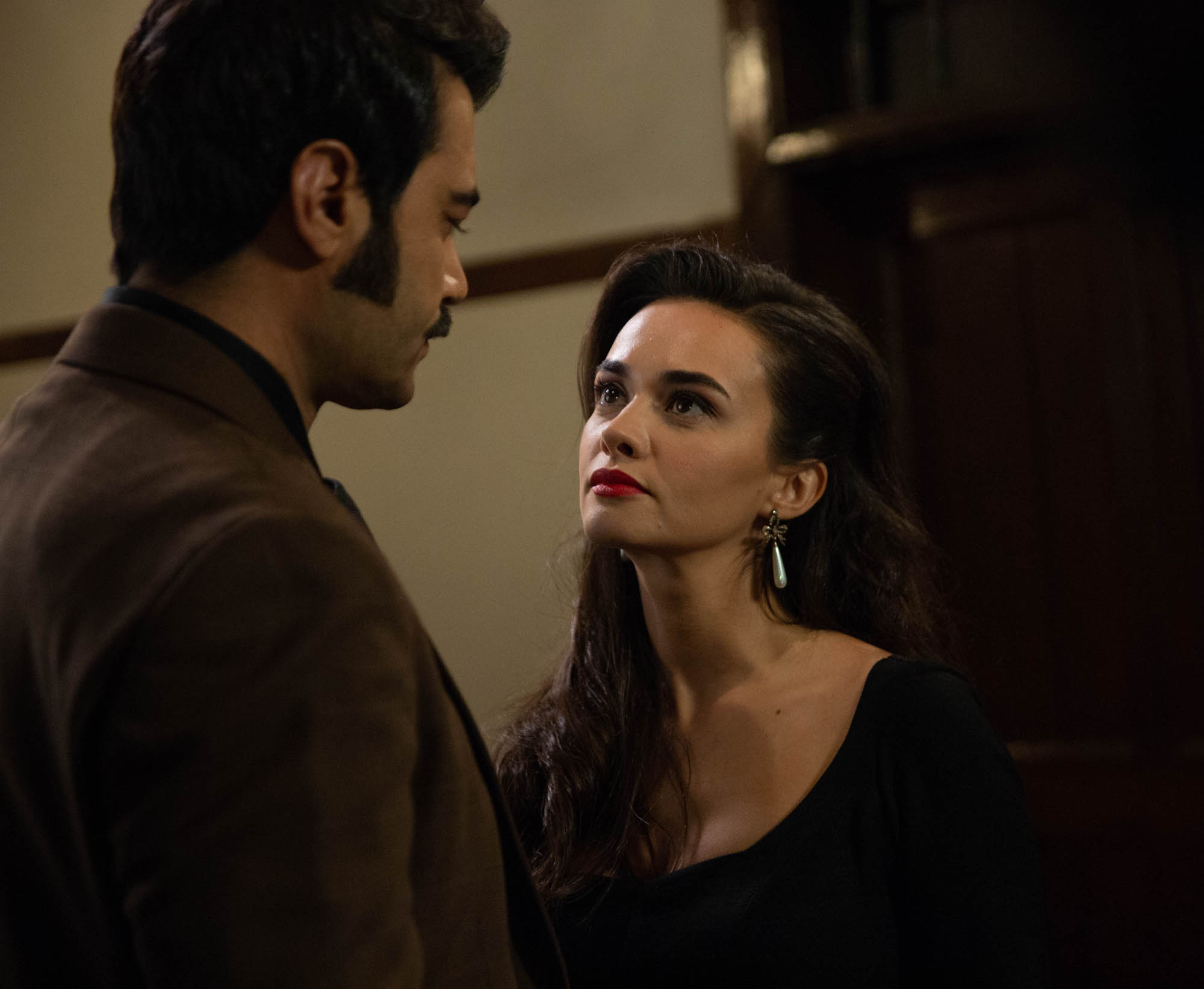 Hande Soral (Umit Kaharaman_Ayla Özden), Murat Ünalmis (Demir) in Terra Amara 3 (25 novembre 2023 su Canale 5) [credit: Toprak Ruzgar; courtesy of Mediaset]
