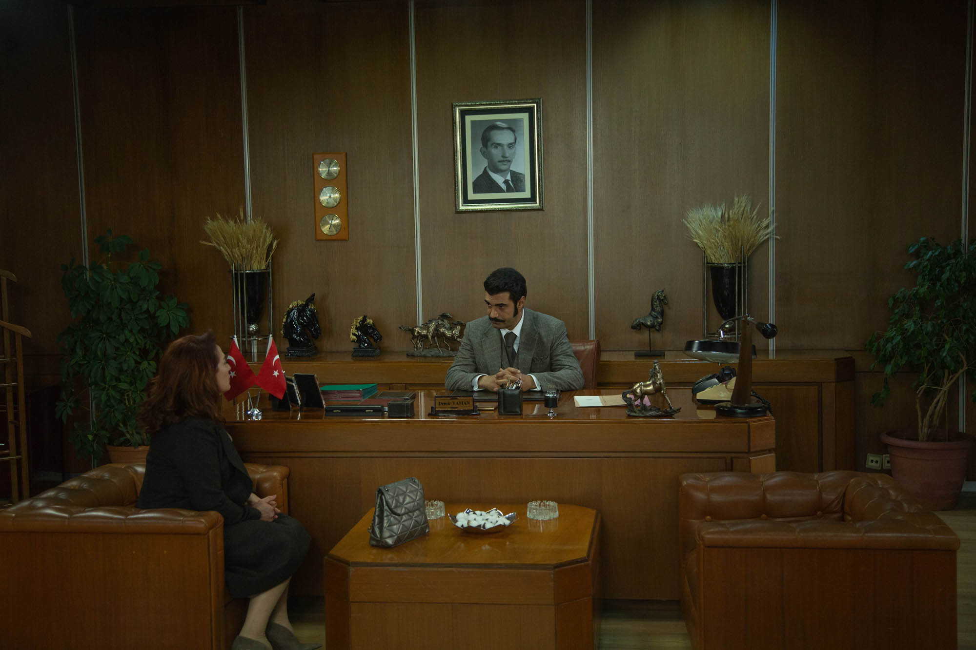 Murat Ünalmis (Demir), Nazal Kesal (Sevda Çaglayan) in Terra Amara 3 (25 novembre 2023 su Canale 5) [credit: Toprak Ruzgar; courtesy of Mediaset]