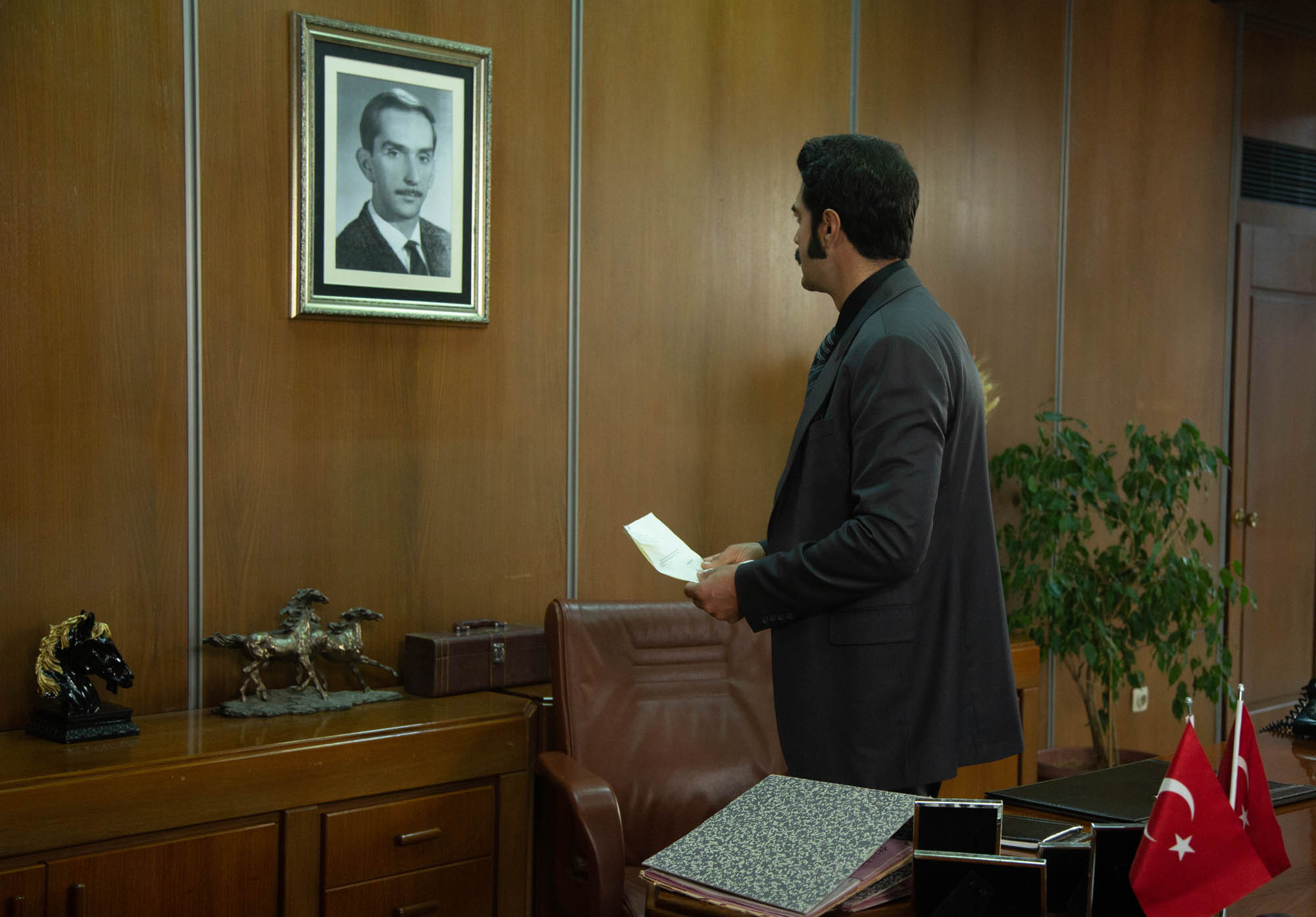 Murat Ünalmis (Demir) in Terra Amara 3 (26 novembre 2023 su Canale 5) [credit: Toprak Ruzgar; courtesy of Mediaset]