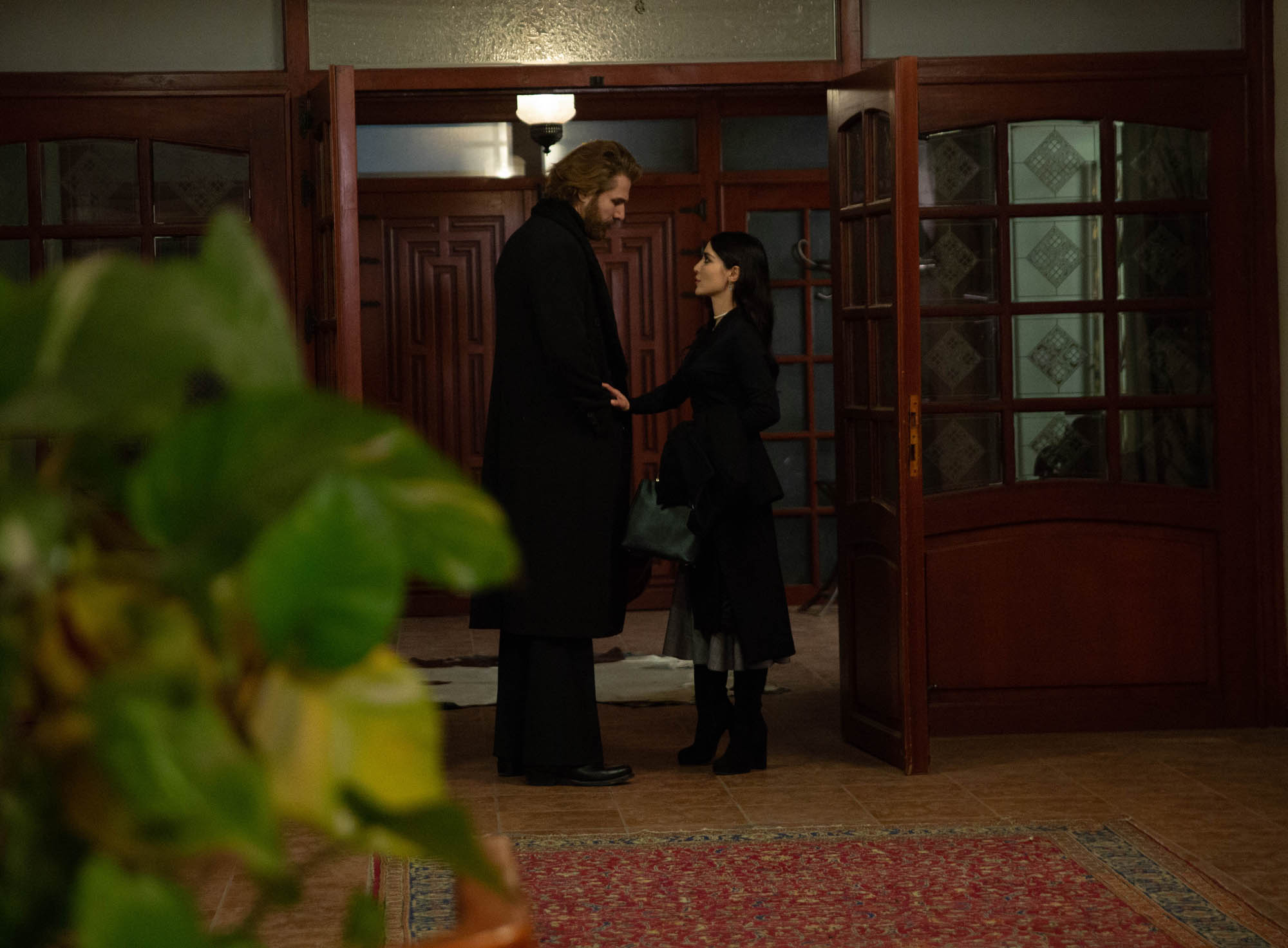 Furkan Palali (Fikret Fekeli), Melike Yalova (Müjgan Hekimoglu) in Terra Amara 3 (27 novembre 2023 su Canale 5) [credit: Toprak Ruzgar; courtesy of Mediaset]