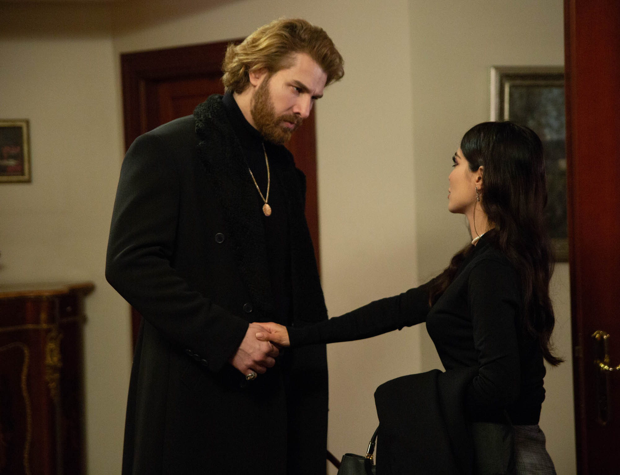 Furkan Palali (Fikret Fekeli), Melike Yalova (Müjgan Hekimoglu) in Terra Amara 3 (27 novembre 2023 su Canale 5) [credit: Toprak Ruzgar; courtesy of Mediaset]