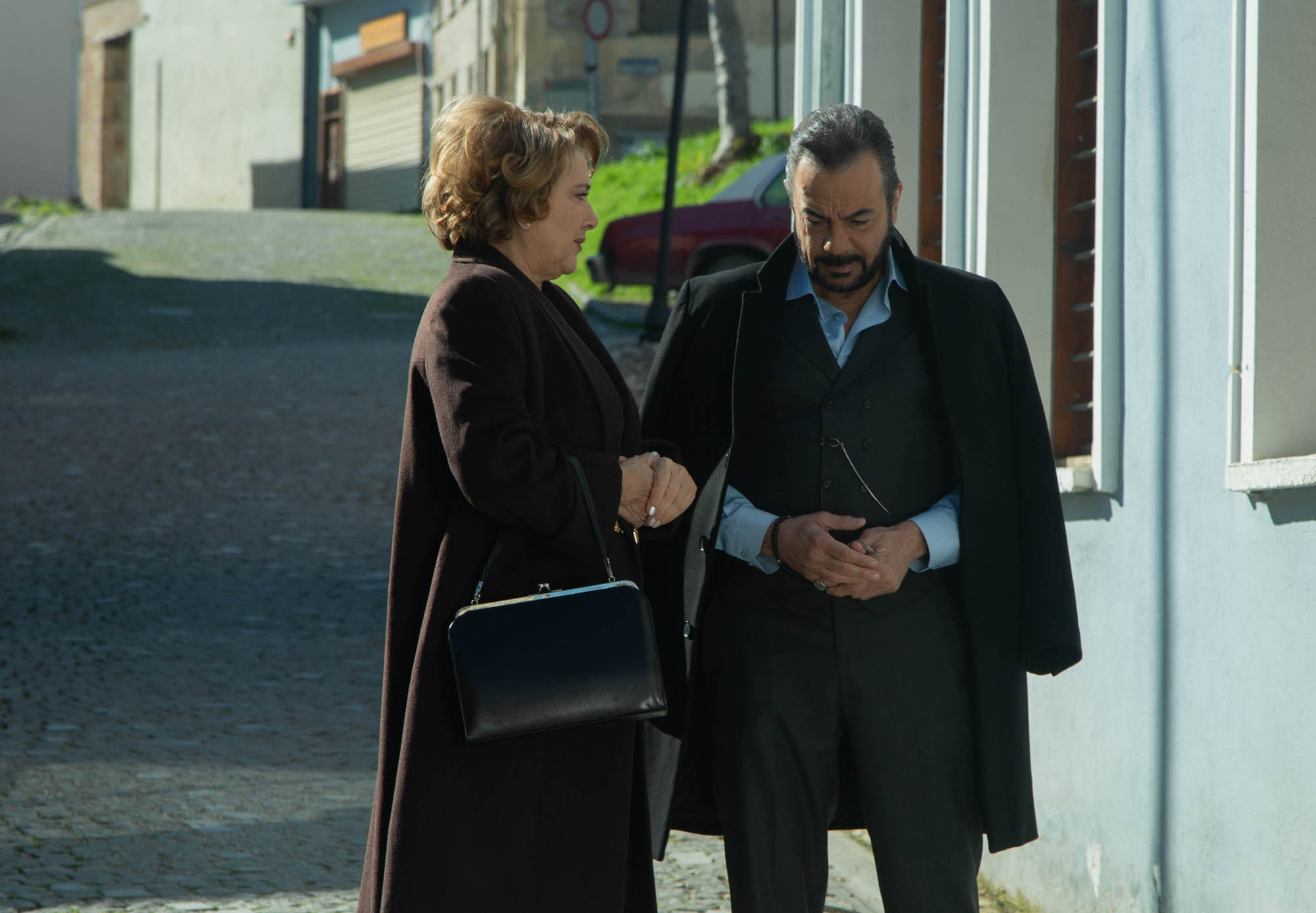 Hülya Darcan (Lütfiye Duman), Kerem Alisik (Fekeli) in Terra Amara 3 (29 novembre 2023 su Canale 5) [credit: Toprak Ruzgar; courtesy of Mediaset]