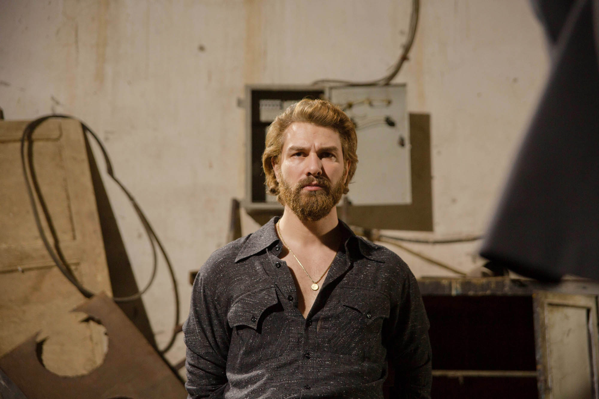 Furkan Palali (Fikret Fekeli) in Terra Amara 3 (30 novembre 2023 su Canale 5) [credit: Toprak Ruzgar; courtesy of Mediaset]