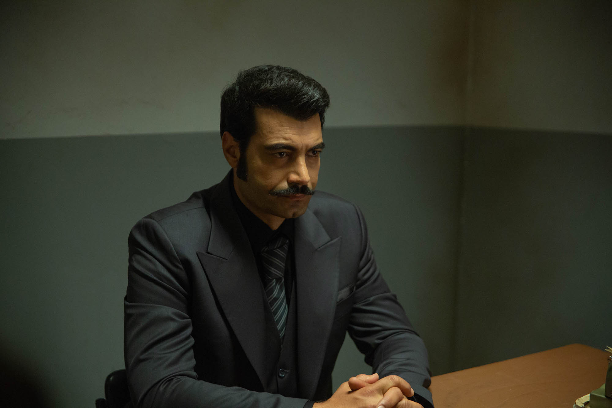 Murat Unalmis (Demir) in Terra Amara 3 (30 novembre 2023 su Canale 5) [credit: Toprak Ruzgar; courtesy of Mediaset]