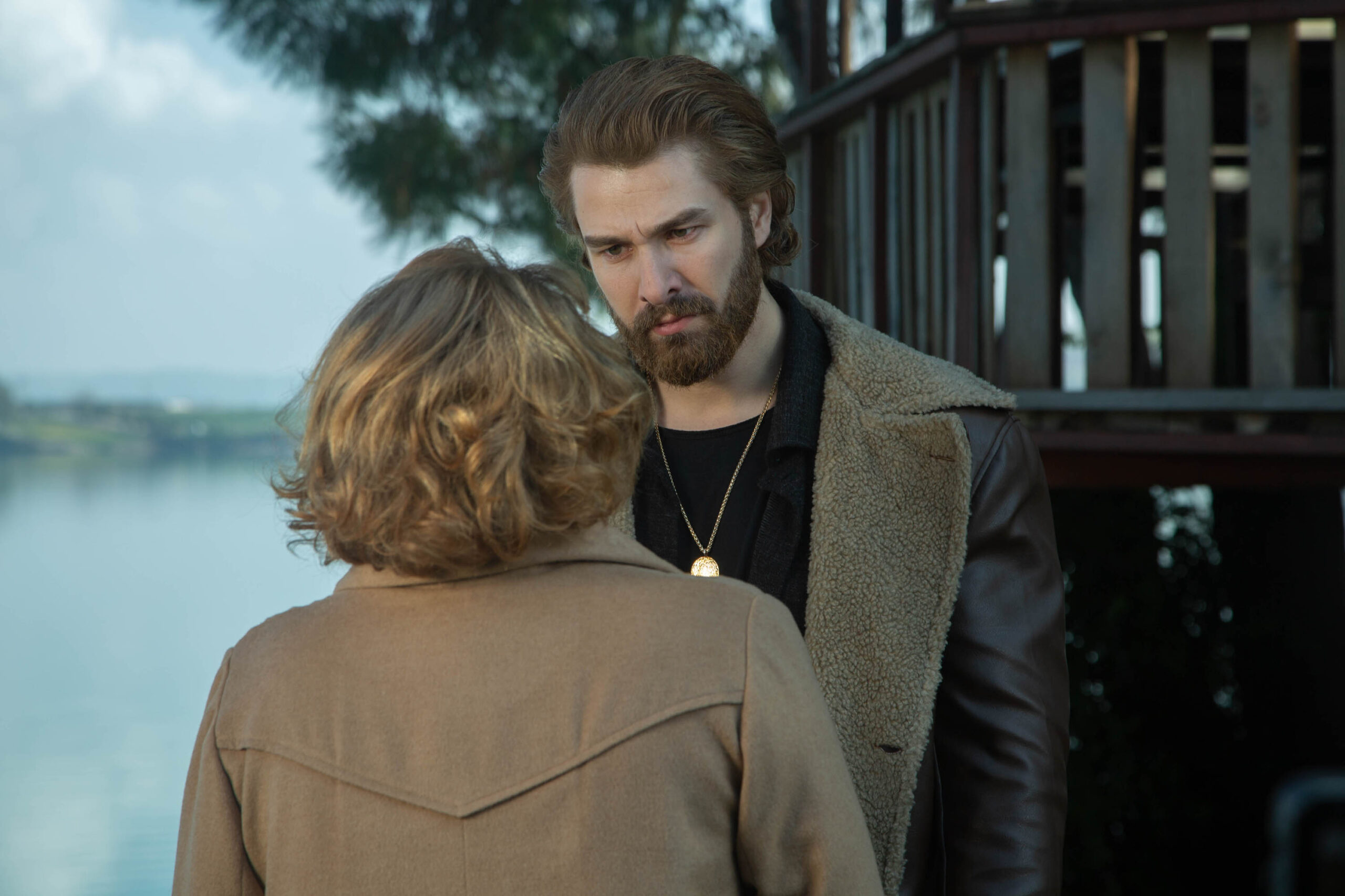 Hülya Darcan (Lütfiye Duman), Furkan Palali (Fikret) in Terra Amara 3 (12 novembre 2023 su Canale 5) [credit: Toprak Ruzgar; courtesy of Mediaset]