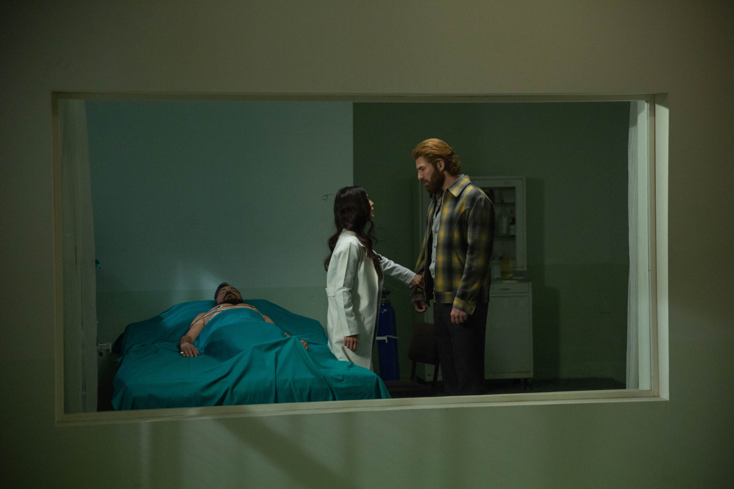 Kerem Alisik (Fekeli), Melike Yalova (Müjgan Hekimoglu), Furkan Palali (Fikret Fekeli) in Terra Amara 3 (12 novembre 2023 su Canale 5) [credit: Toprak Ruzgar; courtesy of Mediaset]