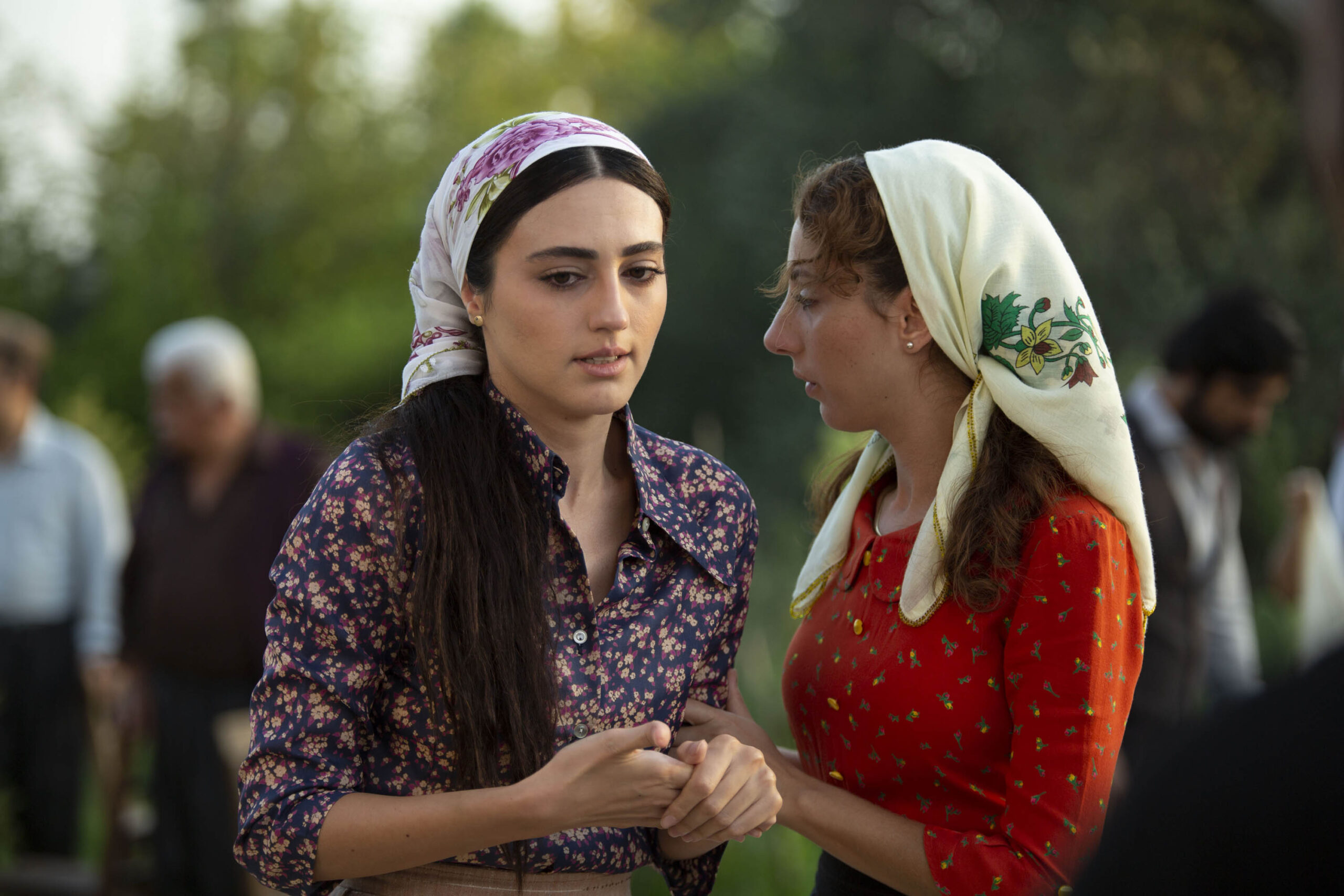 Selin Genc (Gulten), Polen Emre (Fadik) in Terra Amara 3 (14 novembre 2023 su Canale 5) [credit: courtesy of Mediaset]