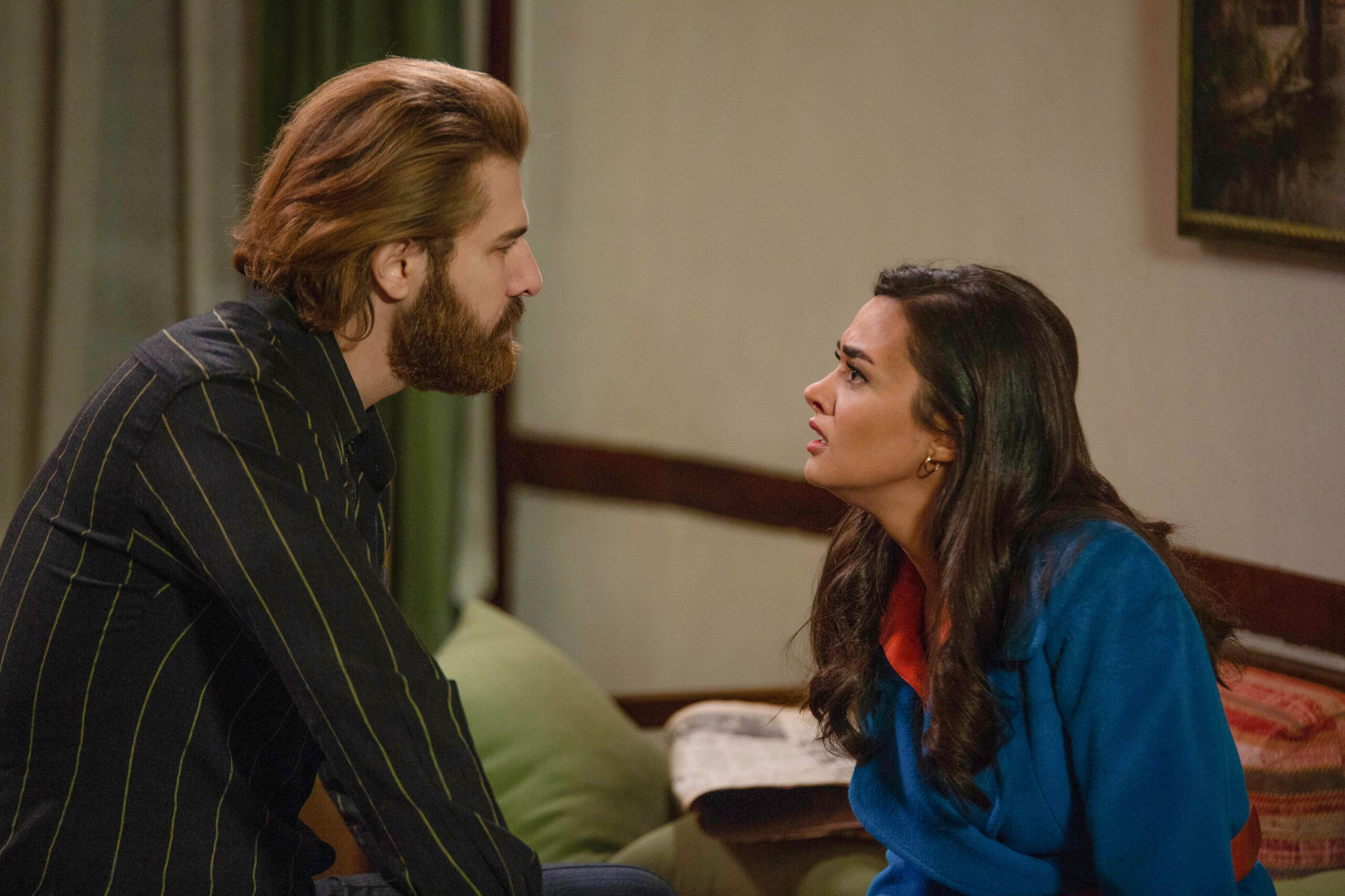 Hande Soral (Umit Kaharaman_Ayla Özden), Furkan Palali (Fikret Fekeli) in Terra Amara 3 (15 novembre 2023 su Canale 5) [credit: Toprak Ruzgar; courtesy of Mediaset]