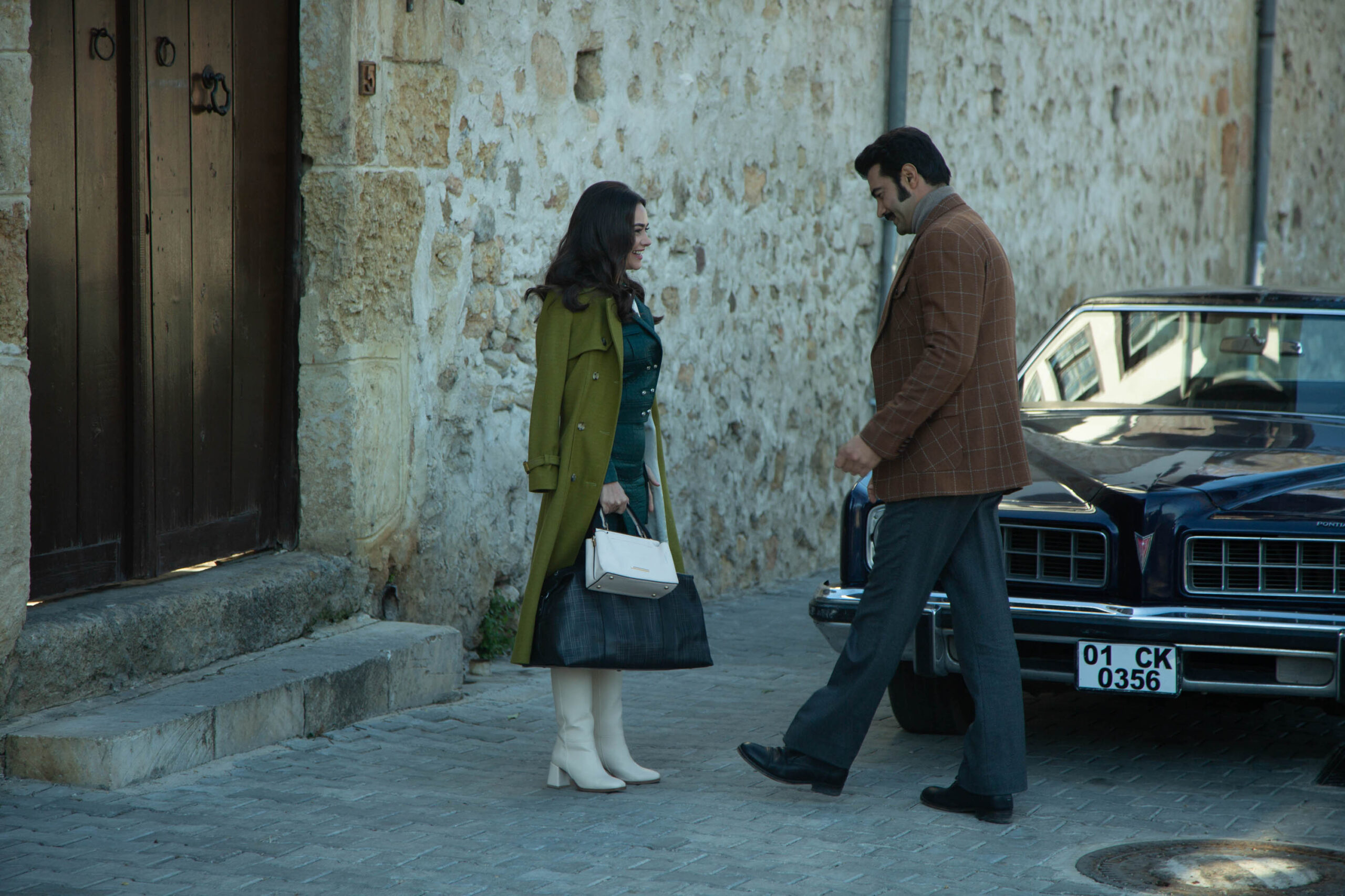 Hande Soral (Umit Kaharaman_Ayla Özden), Murat Unalmis (Demir) in Terra Amara 3 (15 novembre 2023 su Canale 5) [credit: Toprak Ruzgar; courtesy of Mediaset]