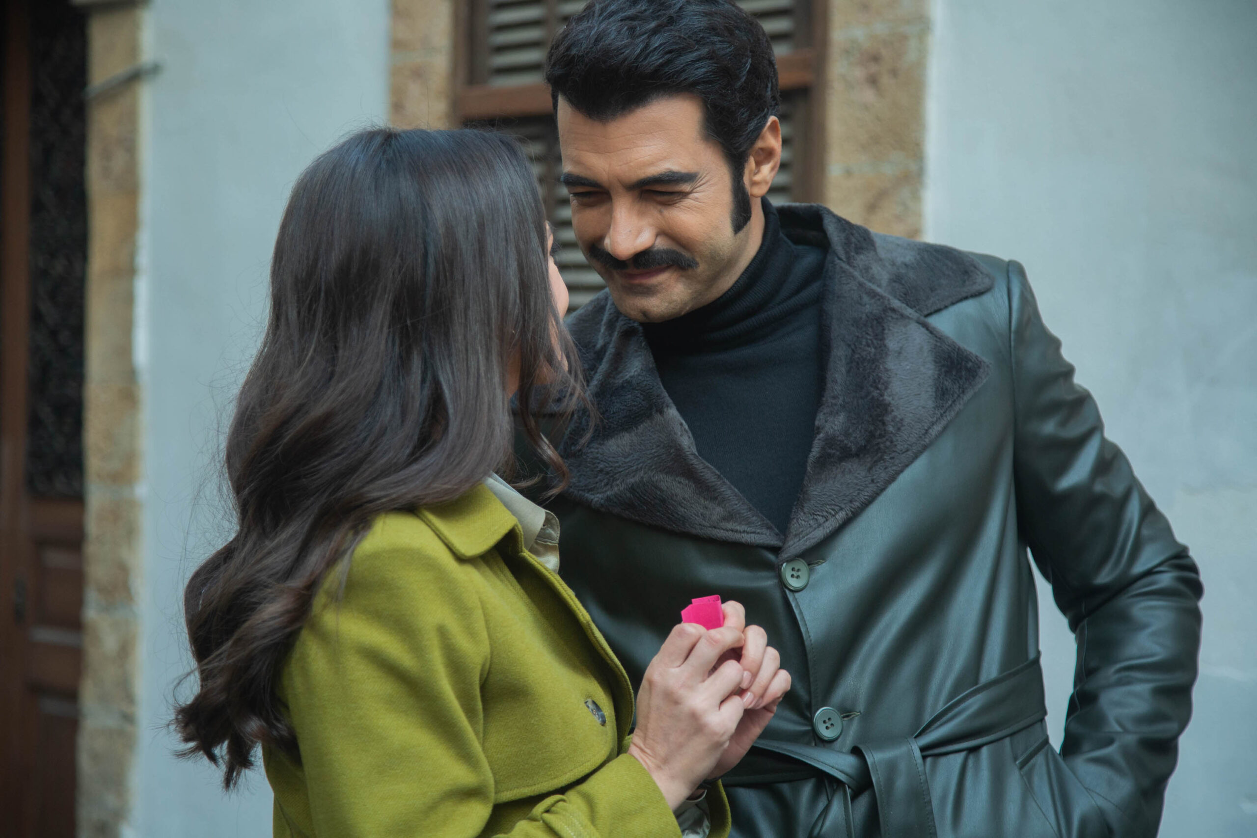 Murat Ünalmis (Demir), Hande Soral (Umit Kaharaman_Ayla Özden) in Terra Amara 3 (15 novembre 2023 su Canale 5) [credit: Toprak Ruzgar; courtesy of Mediaset]