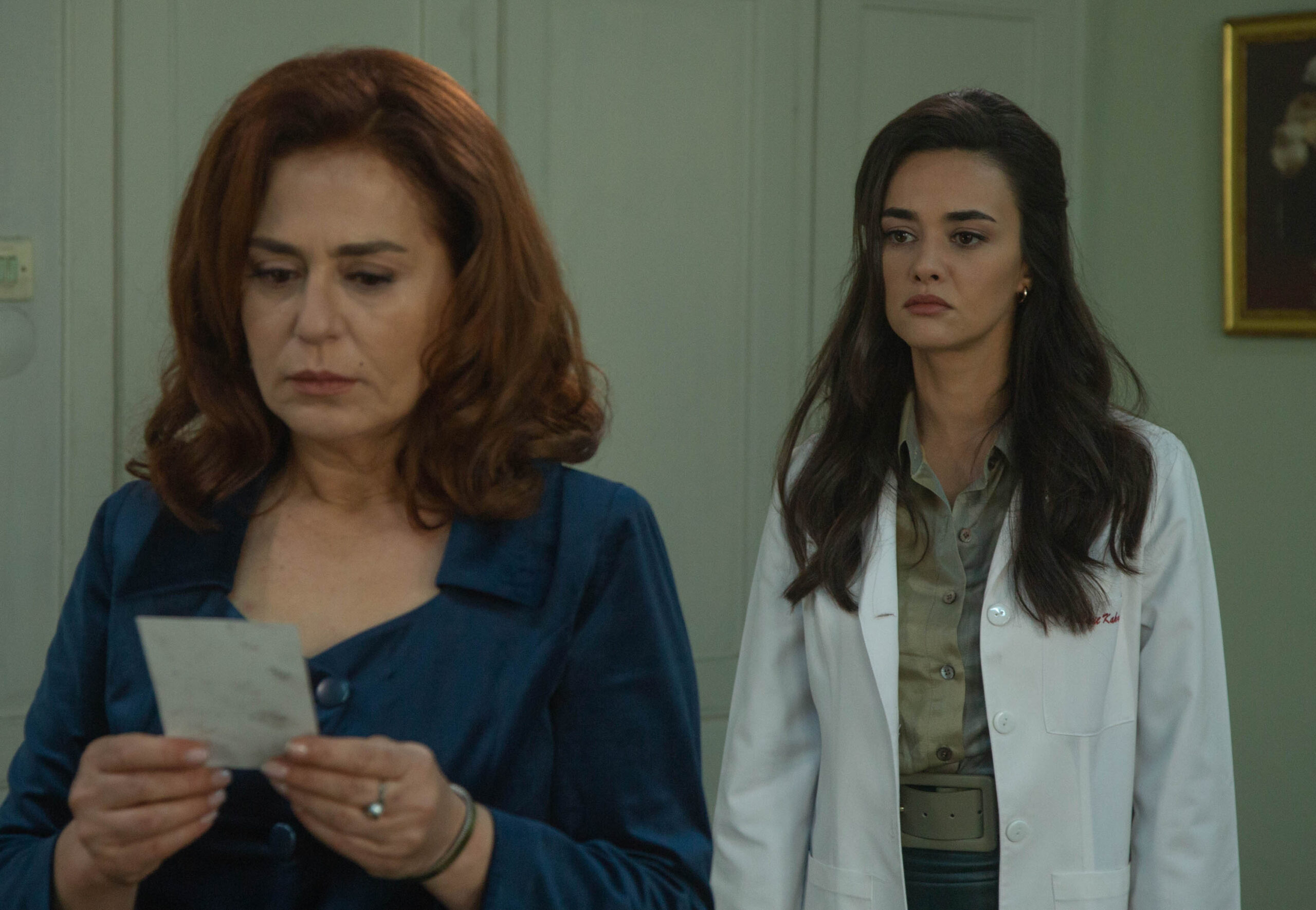 Nazal Kesal (Sevda Çaglayan), Hande Soral (Umit Kaharaman_Ayla Özden) in Terra Amara 3 (18 novembre 2023 su Canale 5) [credit: Toprak Ruzgar; courtesy of Mediaset]