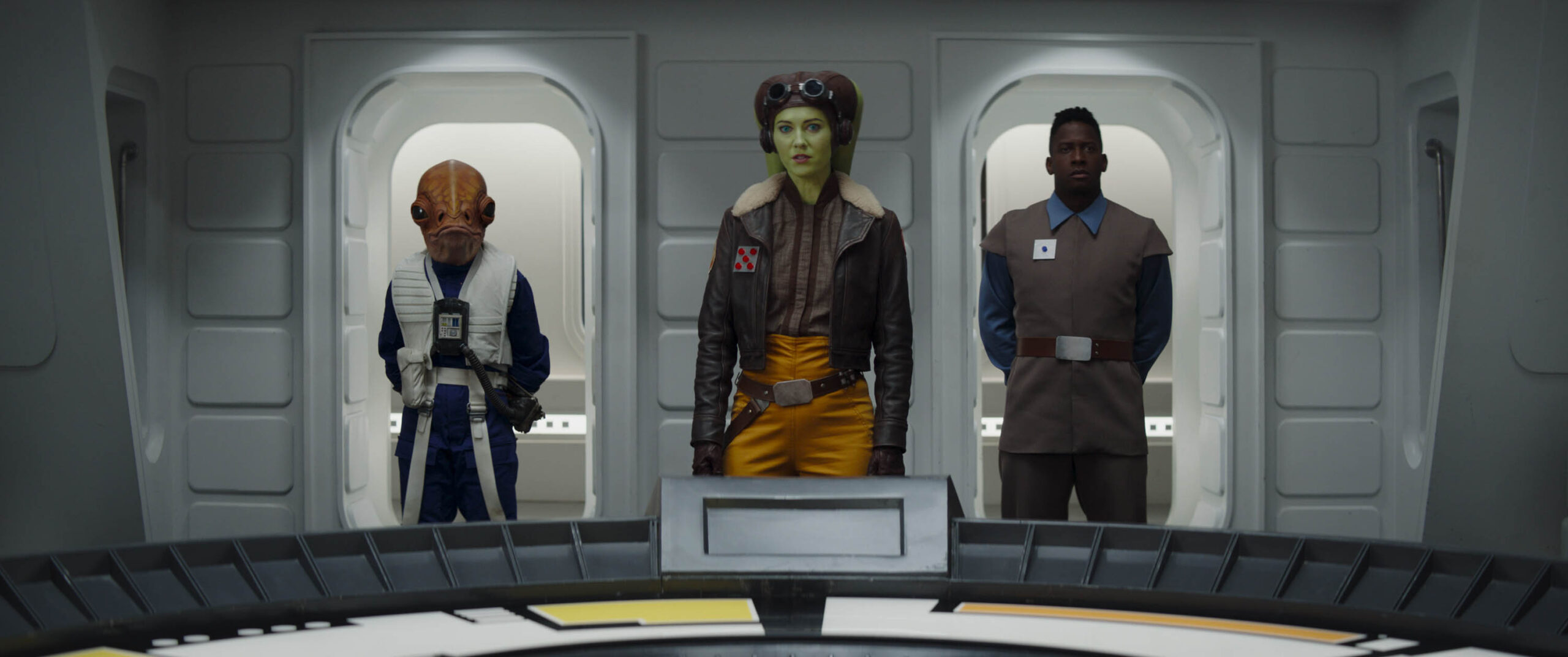 (S-D) Lieutenant Beyta (Dawn Dininger), Hera Syndulla (Mary Elizabeth Winstead) e First Officer Vic Hawkins (Nican Robinson) in Ahsoka 1x03 [tag: Dawn Dininger, Mary Elizabeth Winstead, Nican Robinson] [credit: Copyright 2023 Lucasfilm Ltd. and TM. All Rights Reserved; courtesy of Disney]