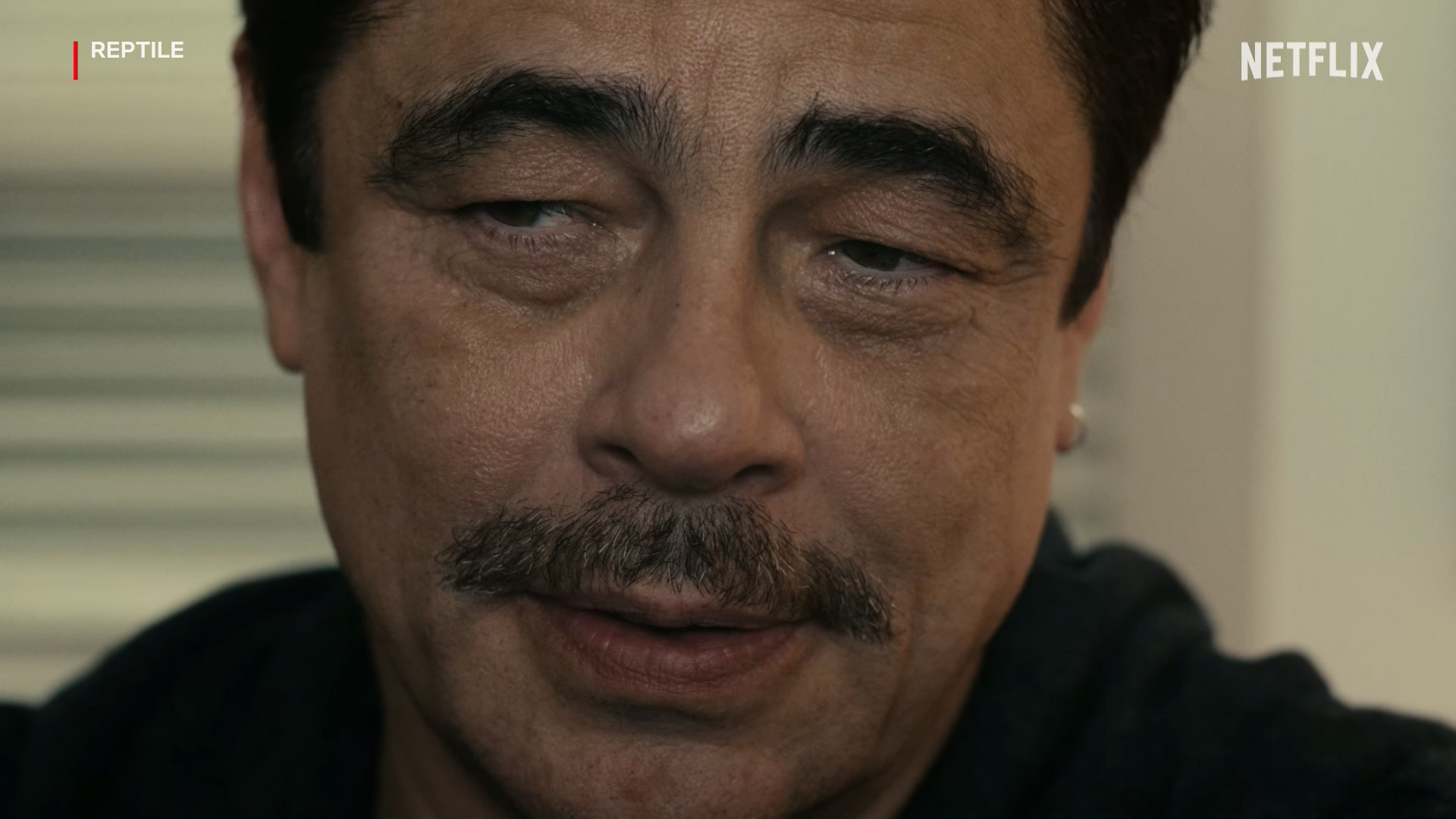 Benicio Del Toro in Reptile, scena da trailer (Netflix)