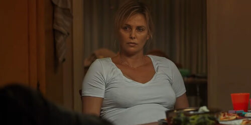 Charlize Theron nel film Tully