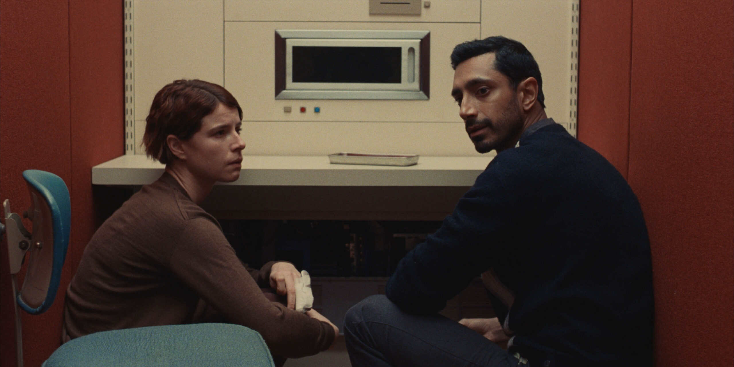 Jessie Buckley e Riz Ahmed in Fingernails [credit: courtesy of Apple]