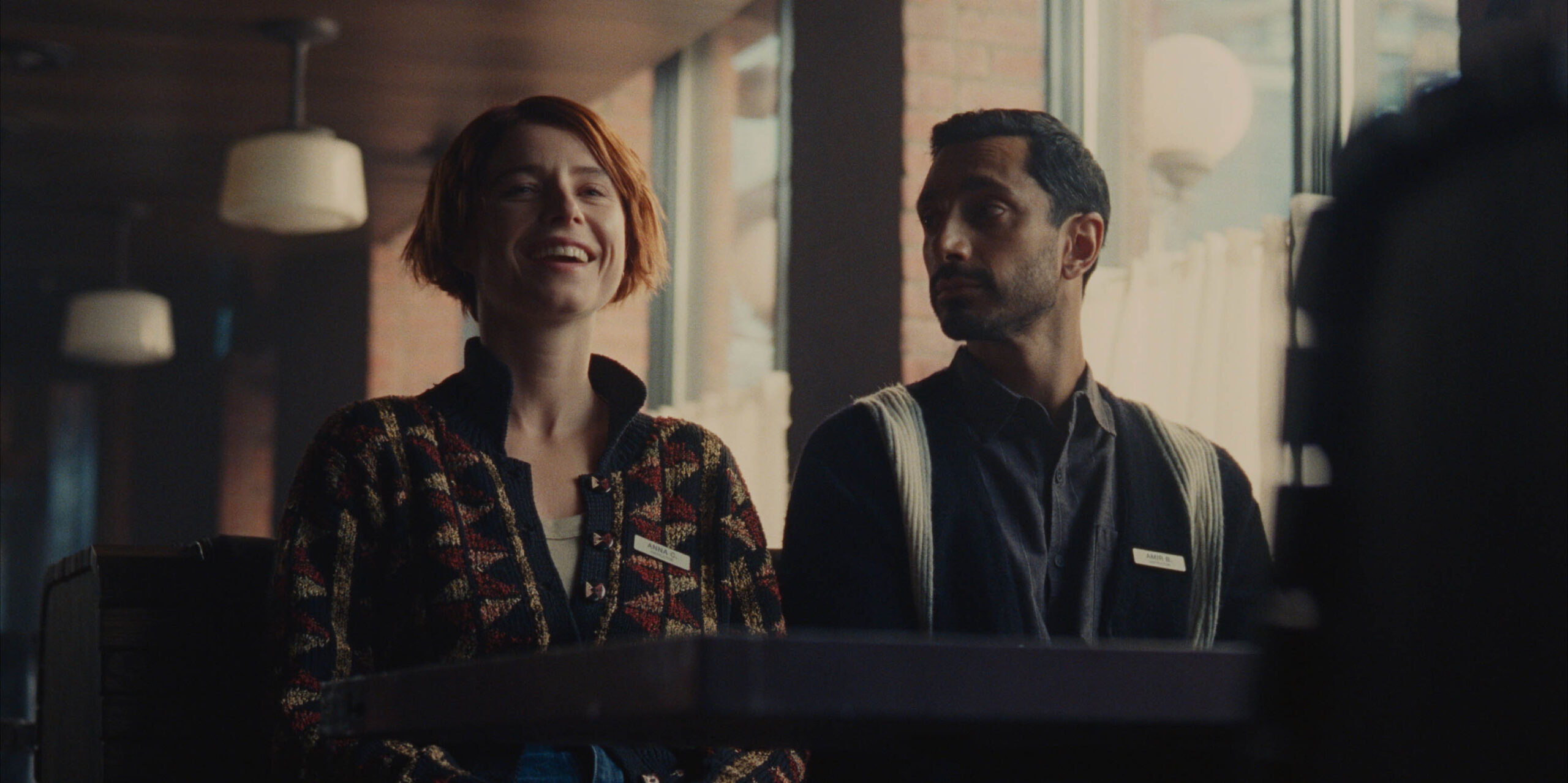 Jessie Buckley e Riz Ahmed in Fingernails [credit: courtesy of Apple]