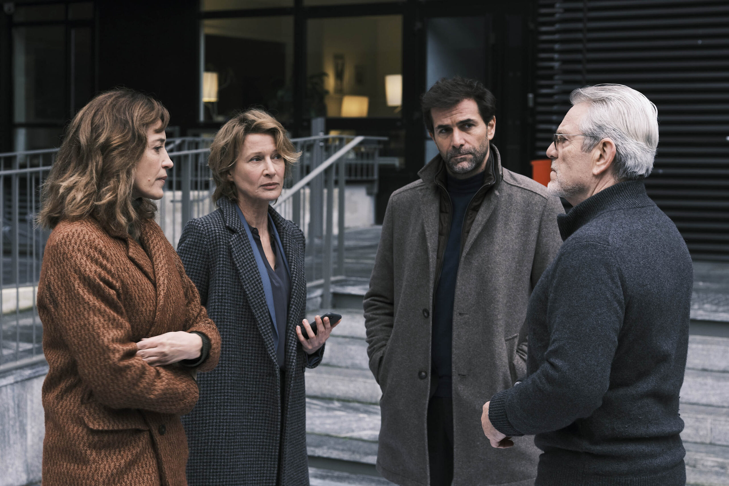 Hélène De Fougerolles come Camille Hartman, Astrid Whettnall come Birgit Scholtz, Grégory Fitoussi come Erik Maes, Tchéky Karyo come Franz in La foresta degli scomparsi 1x02 [credit: Alessandro Clemenza; courtesy of Mediaset]
