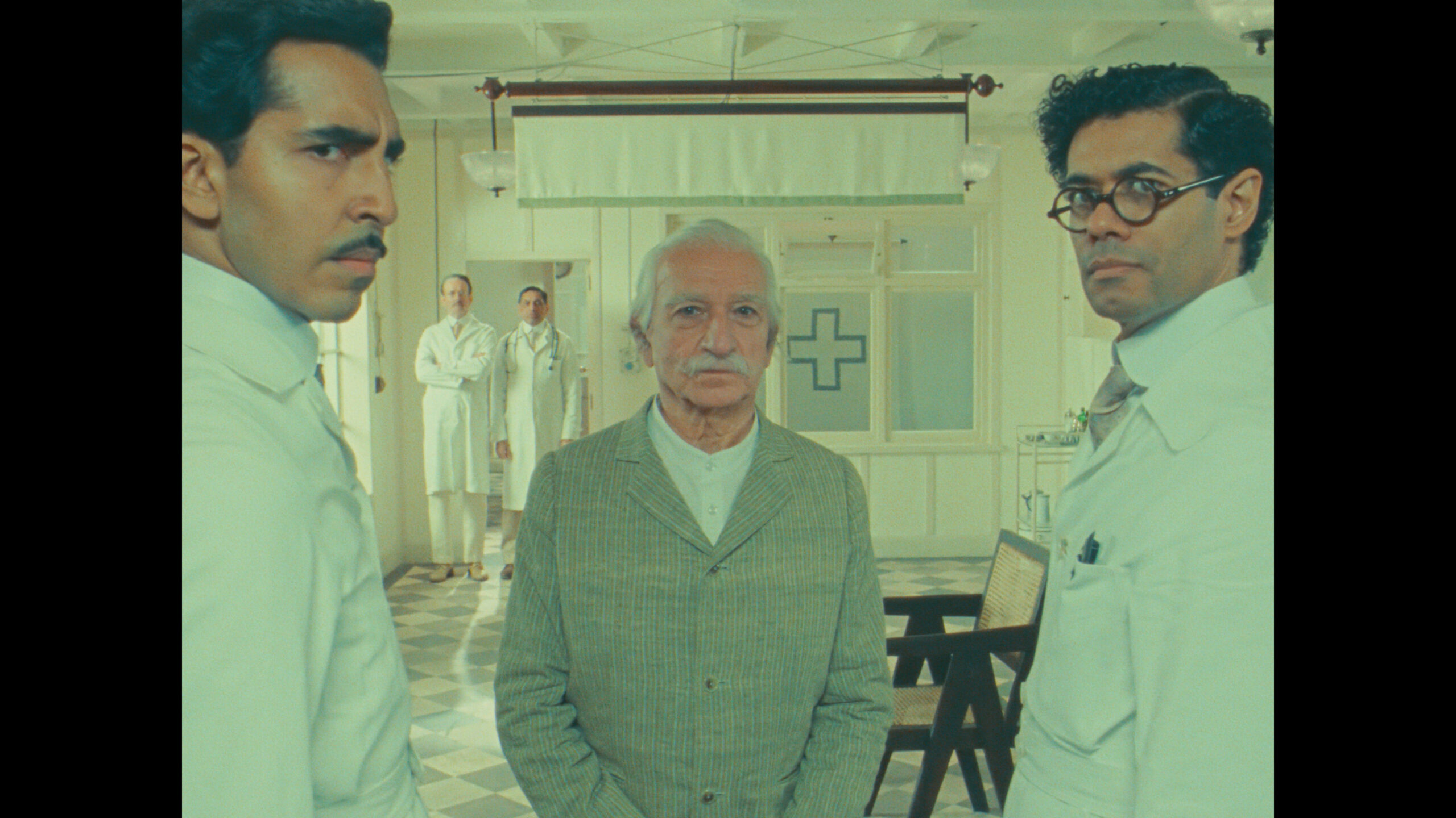 Dev Patel come Dr. Chatterjee, Sir Ben Kingsley come Imdad Khan e Richard Ayoade come Dr. Marshall in Roald Dahl's The Wonderful Story of Henry Sugar [credit: courtesy of Netflix]